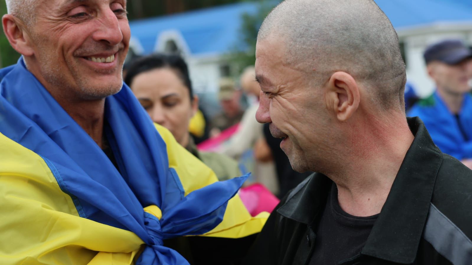 <p style="text-align: justify">უკრაინამ და რუსეთმა ტყვეების მასშტაბური გაცვლის ახალი ეტაპი განახორციელეს. დღეს, 20 ივნისს, დაჭრილი და მძიმედ დაავადებული დამცველები სამშობლოში დაბრუნდნენ, - ამის შესახებ სოციალურ ქსელში უკრაინის პრეზიდენტი ვოლოდიმირ ზელენსკი წერს.</p><p style="text-align: justify">"რუსული ტყვეობიდან დღეს დაბრუნებული ჯარისკაცების უმეტესობა იქ ორ წელზე მეტი ხნის განმავლობაში იმყოფებოდა. ახლა კი ისინი საბოლოოდ სახლში არიან. მადლობელი ვარ ყველასი, ვინც ჩვენს ხალხს გვიბრუნებს. ჩვენ ვმუშაობთ იმისთვის, რომ გაცვლები გაგრძელდეს მანამ, სანამ ყველას არ დავაბრუნებთ“, - განაცხადა პრეზიდენტმა.</p><p style="text-align: justify">ესენი არიან მარიუპოლის, დონეცკის, ლუგანსკის, ზაპოროჟიეს, ხერსონის, ხარკოვისა და ჩერნიგოვის რეგიონების დამცველები. საზღვაო ძალების, სახმელეთო ჯარების, ტერიტორიული თავდაცვის, საჰაერო-სადესანტო ძალების, უპილოტო სისტემების ძალების, ასევე სასაზღვრო სამსახურისა და ეროვნული გვარდიის წარმომადგენლები.</p><p style="text-align: justify">სამხედრო ტყვეებთან მოპყრობის საკოორდინაციო შტაბი აღნიშნავს, რომ გათავისუფლებულ ჯარისკაცებს სერიოზული დაზიანებები და ჯანმრთელობის მნიშვნელოვანი პრობლემები აქვთ.</p><p style="text-align: justify">"დღეს გათავისუფლებულ ყველა დამცველს აქვს დაზიანებები ან სერიოზული სამედიცინო დიაგნოზები: ეპილეფსია, ჰიპერტენზია, გულის კორონარული დაავადება, მხედველობის პრობლემები, კუნთოვანი სისტემის დაავადებები, თიაქარი, საჭმლის მომნელებელი სისტემის ქრონიკული დაავადებები. გათავისუფლებულთაგან ბევრს წონის კლების დიაგნოზი დაუსვეს“, - აღნიშნულია განცხადებაში.</p><p style="text-align: justify">დღეს გათავისუფლებული ყველა დამცველი ჯარისკაცი და სერჟანტია. გათავისუფლებულთა შორის არიან მარიუპოლის დამცველები, რომლებიც 2022 წლიდან ტყვეობაში იმყოფებოდნენ.</p><p style="text-align: justify">შტაბის ინფორმაციით, გაცვლის პროცესი მიმდინარეობს და გათავისუფლებულ პირთა ზუსტი რაოდენობა გაცვლის ყველა ეტაპის დასრულების შემდეგ გახდება ცნობილი.</p><p style="text-align: justify">ადამიანის უფლებათა დამცველის დიმიტრი ლუბინეცის თქმით, ყველაზე ხანდაზმული გათავისუფლებული პირი 60 წლისაა.</p><p style="text-align: justify">უკრაინამ და რუსეთის ფედერაციამ საერთო ჯამში ორი მასშტაბური ტყვეთა გაცვლა განახორციელეს. პირველი სტამბოლში მოლაპარაკებების პირველი რაუნდის შემდეგ გაიმართა. ის სამ ეტაპად ჩატარდა, რომლის დროსაც ორივე მხარემ 1000 ტყვე გაათავისუფლა.</p><p style="text-align: justify">2 ივნისს თურქეთში მოლაპარაკებების მეორე რაუნდის დროს უკრაინისა და რუსეთის ფედერაციის დელეგაციებმა კვლავ მიაღწიეს შეთანხმებას ტყვეთა გაცვლის შესახებ. მხარეები შეთანხმდნენ, რომ გაცვლიან დაჭრილ და მძიმედ დაავადებულ ჯარისკაცებს, ასევე 18-დან 25 წლამდე ასაკის ყველა ტყვეს.</p><p style="text-align: justify">ამ შეთანხმებების ფარგლებში, გაცვლა განხორციელდა - 9, 10, 12, 14 და 19 ივნისს. გუშინ, 19 ივნისს, უკრაინამ ტყვეობიდან დააბრუნა დაჭრილი და მძიმედ დაავადებული დამცველების ჯგუფი.</p><p style="text-align: justify">მათი უმეტესობა 2022 წლიდან ტყვეობაში იმყოფებოდა. სამშობლოში დაბრუნდნენ დონეცკის, ზაპოროჟიეს, ლუგანსკის, ხარკოვის, სუმის, ჩერნიგოვის და კიევის ოლქებში მებრძოლი დამცველები.</p><p style="text-align: justify">გარდა ამისა, სტამბოლში მხარეები შეთანხმდნენ, რომ ცხედრები "6000/6000"-ზე ფორმატით დააბრუნებდნენ. 1200 ცხედრის დაბრუნების სამი ეტაპი უკვე განხორციელდა.</p><div class="iframe-wrapper"><iframe src="https://www.facebook.com/plugins/video.php?height=314&amp;href=https%3A%2F%2Fwww.facebook.com%2Fzelenskyy.official%2Fvideos%2F1237689603956176%2F&amp;show_text=false&amp;width=560&amp;t=0" frameborder="0" allowfullscreen="true" width="560" height="314" title="Embedded content" allow="autoplay; clipboard-write; encrypted-media; picture-in-picture; web-share" scrolling="no" style="border:none;overflow:hidden"></iframe></div>