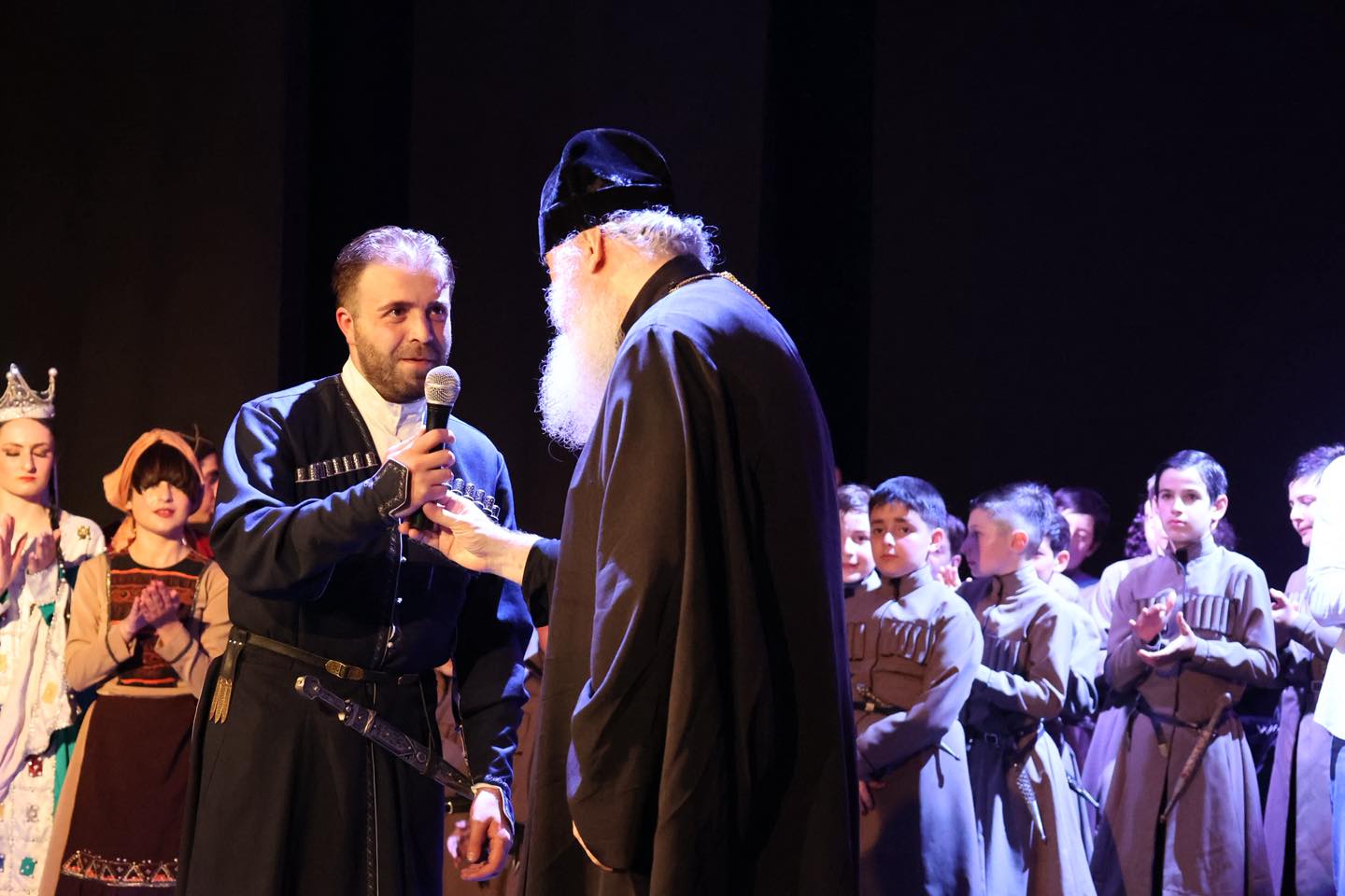 <p style="text-align: justify">სახელმწიფო რწმუნებული ზაალ გელაშვილი და ბორჯომის მუნიციპალიტეტის მერი ოთარ არბოლიშვილი, დაბა წაღვერის კულტურის სახლთან არსებულ ქორეოგრაფიულ ანსამბლ "სამეფოს" (ანსამბლის ხელმძღვანელი გიორგი ანთია) კონცერტს დაესწრნენ.</p><p style="text-align: justify">კულტურის სახლში გამართულ კონცერტს, ასევე ბორჯომის მერის მოადგილე გიორგი ტაბატაძე, საკრებულოს თავმჯდომარის მოადგილე გიორგი ფერაძე, სამხარეო ადმინისტრაციის წარმომადგენლები, ბაკურიანის განვითარების სააგენტოს თავმჯდომარე ეკატერინე ორჯონიკიძე, ჭიათურისა და საჩხერის, ბორჯომისა და ბაკურიანის მიტროპოლიტო დანიელი, ადგილობრივი თვითმმართველობის წევრები მოქალაქეები და სასულიერო პირები ესწრებოდნენ.</p><div class="iframe-wrapper"><iframe src="https://www.facebook.com/plugins/post.php?href=https%3A%2F%2Fwww.facebook.com%2Fpermalink.php%3Fstory_fbid%3Dpfbid02KUiCeFETV7db8q8PmNk5mnef86ELsxK4yJBdwHFjY2PtPLnQReHvyFSTqzaKWtorl%26id%3D100067222093058&amp;show_text=true&amp;width=500" frameborder="0" allowfullscreen="true" width="500" height="844" title="Embedded content" allow="autoplay; clipboard-write; encrypted-media; picture-in-picture; web-share" scrolling="no" style="border:none;overflow:hidden"></iframe></div>