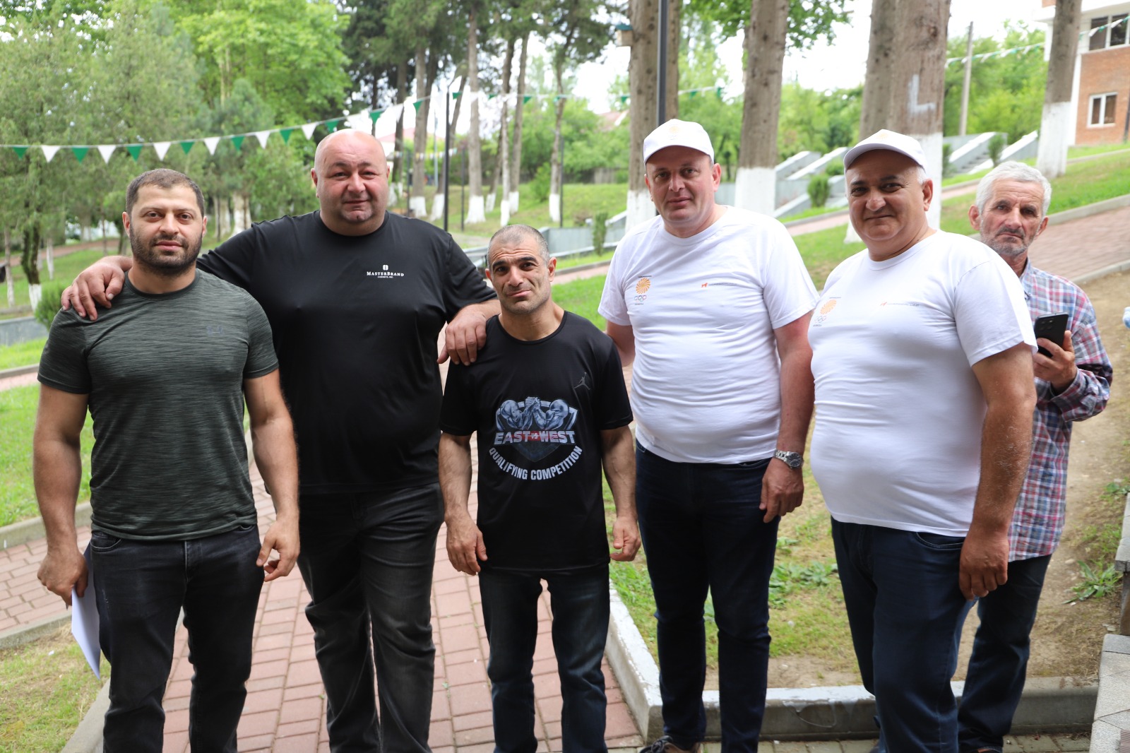 <p style="text-align: justify">თერჯოლის მუნიციპალიტეტში ოლიმპიზმის საერთაშორისო დღე სპორტული ღონისძიებებით აღინიშნა. ქალაქის ცენტრალურ ქუჩაზე მოეწყო მძლეოსნური გარბენი.</p><p style="text-align: justify">ლაშა გოგიაშვილის სახელობის სკვერში &nbsp;წარმოდგენილი იყო ტურნირები &nbsp;მკლავჭიდში, შაშსა და ნარდში. ღონისძიებას ესწრებოდა საპატიო სტუმარი, ოლიმპიური ჩემპიონი, პარამკლავჭიდელი &nbsp;ვახტანგ ახობაძე.</p><p style="text-align: justify">დღესვე ოლიმპიზმის დღესთან დაკავშირებული ღონისძიებების დასასრულს, გამარჯვებული სპორტსმენების დაჯილდოების ცერემონია გაიმართა.</p><p style="text-align: justify">ოლიმპიზმის საერთაშორისო დღისადმი მიძღვნილ ღონისძიებებს, თერჯოლის მუნიციპალიტეტის მერი მანუჩარ რობაქიძე, საკრებულოს თავმჯდომარის მოადგილე ჯემალ ისაკაძე, მერის მოადგილეები, საკრებულოს დეპუტატები, მერიის და ააიპიების წარმომადგენლები დაესწრნენ.</p><p style="text-align: justify">ღონისძიებები, თერჯოლის &nbsp;მუნიციპალიტეტის მერიის კულტურის სამსახურის, ააიპიების, საქართველოს ოლიმპიური კომიტეტის იმერეთის რეგიონული ორგანიზაციის მხარდაჭერით განხორციელდა.</p>