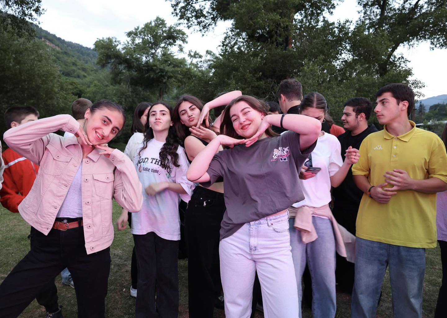 <p style="text-align: justify">ბორჯომის მუნიციპალიტეტის მიერ ორგანიზებული ახალგაზრდული ბანაკი ქართული ესტრადის მომღერლების კონცერტით დაიხურა.</p><p style="text-align: justify">მუნიციპალიტეტის მერიის ინფორმაციით, ბანაკის წევრებს ბორჯომის მუნიციპალიტეტის მერი ოთარ არბოლიშვილი შეხვდა. შეხვედრაზე მოზარდებმა მუნიციპალიტეტის მერისგან მოისმინეს ინფორმაცია ბორჯომის მერიის მიერ განხორციელებული და დაგეგმილი ახალგაზრდული პროგრამებისა და პროექტების შესახებ.</p><p style="text-align: justify">16-დან 20 წლამდე ახალგაზრდებმა მონაწილეობა მიიღეს სხვადასხვა სპორტულ აქტივობაში - ფრენბურთი, ზიპლაინი, მშვილდისრის სროლა, კედელზე ცოცვა, ჯომარდობა.</p><p style="text-align: justify">საღამოს კი ბანაკის მონაწილეების სადღესასწაულო განწყობაზე მომღერალმა ირაკლი ნოზაძემ, თიკა ჯამბურიამ და DJ ალექსანდრე ლორთქიფანიძემ იზრუნეს.</p><p style="text-align: justify"></p>