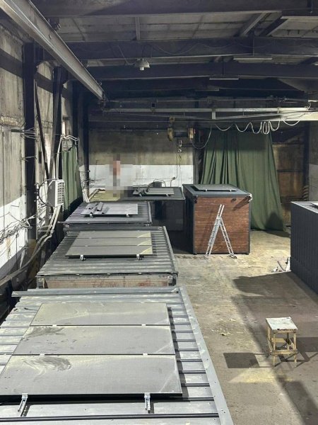 <p style="text-align: justify">1 ივნისს, უკრაინის უსაფრთხოების სამსახურმა რუსეთში ოკუპანტების თვითმფრინავების განადგურების ოპერაცია ჩაატარა. 40-ზე მეტი თვითმფრინავი იქნა განადგურებული, - ინფორმაციას უკრაინული მედია წყაროებზე დაყრდნობით ავრცელებს.</p><p style="text-align: justify">"ამჟამად, უკრაინის უსაფრთხოების სამსახური რუსეთის ფედერაციის ზურგში მტრის ბომბდამშენების თვითმფრინავების განადგურების მასშტაბურ სპეცოპერაციას ატარებს. უკრაინის უსაფრთხოების სამსახურის ხელმძღვანელის მალუკის წყალობით, რუსეთის ფედერაციამ გაიგო სიტყვა "დემილიტარიზაციის“ ნამდვილი მნიშვნელობა“, - განაცხადეს წყაროებმა.</p><p style="text-align: justify">მათი მონაცემებით, SBU-ს დრონები მუშაობენ თვითმფრინავებზე, რომლებიც ყოველ ღამე უკრაინის ქალაქებს ბომბავენ. ამჟამად თვითმფრინავები იწვის "ბელაიას", "დიაგილევოს", "ოლენიას" და "ივანოვოს" აეროდრომებზე.</p><p style="text-align: justify">"ამჟამად ცნობილია, რომ 40-ზე მეტი თვითმფრინავი იქნა განადგურებული, მათ შორის A-50, Tu-95 და Tu-22 M3. ერთ-ერთ ვიდეოში ჩანს, როგორ იწვის "ბელაიას" აეროდრომი და ისმის SBU-ს თავმჯდომარის, გენერალ-ლეიტენანტი ვასილ მალიუკის ხმა, რომელიც "აფეთქებაზე“ კომენტარს აკეთებს“, - აცხადებენ წყაროები.</p><p style="text-align: justify">წყაროების ცნობით, ოპერაციას პირადად აკონტროლებდა უკრაინის პრეზიდენტი, უმაღლესი მთავარსარდალი ვოლოდიმირ ზელენსკი და გეგმა განხორციელდა უკრაინის უსაფრთხოების სამსახურის უფროსის ვასილ მალიუკის და მისი თანამშრომლების მიერ.</p><p style="text-align: justify">ოპერაცია ლოგისტიკური თვალსაზრისით უაღრესად რთული იყო. უსაფრთხოების სამსახურმა რუსეთში ჯერ FPV დრონები გაგზავნა, შემდეგ კი მობილური ხის სახლები. მოგვიანებით, რუსეთის ფედერაციის ტერიტორიაზე, დრონები სახლების სახურავების ქვეშ დამალეს, რომლებიც უკვე სატვირთო მანქანებზე იყო განთავსებული.</p><p style="text-align: justify">შესაფერის მომენტში, სახლების სახურავები დისტანციურად გაიხსნა და დრონები რუსული ბომბდამშენების დასარტყმელად გაფრინდნენ.</p><p style="text-align: justify">SBU-ს წყაროები ხაზს უსვამენ, რომ ამ ისტორიულ სპეცოპერაციაში მონაწილე ადამიანები დიდი ხანია, უკრაინაში იმყოფებიან. ასე რომ, თუ რუსი დიქტატორის ვლადიმერ პუტინის რეჟიმი ვინმეს დაპატიმრებით შოუს მოაწყობს, ეს კიდევ ერთი წარმოდგენა იქნება შიდა აუდიტორიისთვის.</p><p style="text-align: justify">ამ უნიკალური სპეცოპერაციის შედეგად მტრის ავიაციას წინასწარი მონაცემებით, 2 მილიარდ დოლარზე მეტი ზარალი მიადგა.</p>