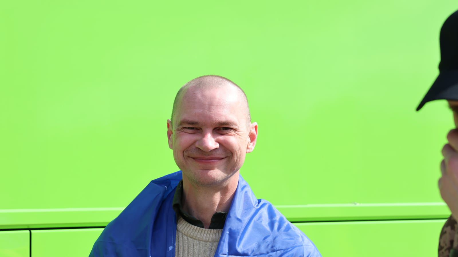 <p style="text-align: justify">26 ივნისს, უკრაინასა და რუსეთს შორის სამხედრო ტყვეების გაცვლის კიდევ ერთი ეტაპი გაიმართა.&nbsp;</p><p style="text-align: justify">"ჩვენ ვაგრძელებთ გაცვლას, კიდევ ერთი ეტაპი. დღეს შეიარაღებული ძალების, ეროვნული გვარდიის, სახელმწიფო სასაზღვრო სამსახურის ჯარისკაცები ბრუნდებიან. მათი უმეტესობა 2022 წლიდან ტყვეობაში იმყოფებოდა. ჩვენ ყველაფერს ვაკეთებთ, რომ ყველა ვიპოვოთ, გადავამოწმოთ ინფორმაცია თითოეული სახელის შესახებ“, - წერს უკრაინის პრეზიდენტი ვოლოდიმირ ზელენსკი.</p><p style="text-align: justify">უმაღლესი რადას ადამიანის უფლებათა კომისრის დმიტრო ლუბინეცის თქმით, უკრაინის შეიარაღებული ძალების, ეროვნული გვარდიისა და სახელმწიფო სასაზღვრო დაცვის სამსახურის ჯარისკაცები უკრაინაში ბრუნდებიან.</p><p style="text-align: justify">ასევე არიან მარიუპოლის დამცველები და ისინი, ვინც 2022 წელს ტყვედ ჩავარდა. ზოგიერთი დამცველი ძებნის სტატუსით იმყოფებოდა და აგრესორი ქვეყნის მიერ არ იყო დადასტურებული.</p><p style="text-align: justify">დაბრუნებულებს შორის არიან ოფიცრებიც. გათავისუფლებული ყველაზე უფროსი 62 წლისაა, ყველაზე ახალგაზრდა კი - 24 წლის.</p><p style="text-align: justify">"ეს პროცესი სახელმწიფო ორგანოების მიერ გაწეული დაუღალავი მუშაობის შედეგია, რომლებიც სამხედრო ტყვეებთან მოპყრობის საკოორდინაციო შტაბის შემადგენლობაში შედიან. ის უკრაინის პრეზიდენტის დავალებით ხორციელდება“, - წერს ლუბინეცი.</p><p style="text-align: justify">შინაგან საქმეთა მინისტრმა იგორ კლიმენკომ განაცხადა, რომ გათავისუფლებულთა უმეტესობა 2022 წლიდან ტყვეობაში იმყოფებოდა.</p><p style="text-align: justify">"ზოგიერთი მათგანის ისტორია ნამდვილი სასწაულია. ისინი დაკარგულად ითვლებოდნენ, მაგრამ გაურკვევლობის მიუხედავად, სახელმწიფო განაგრძობდა ძებნას და დღეს ისინი ჩვენთან არიან“, - წერს ის.</p>