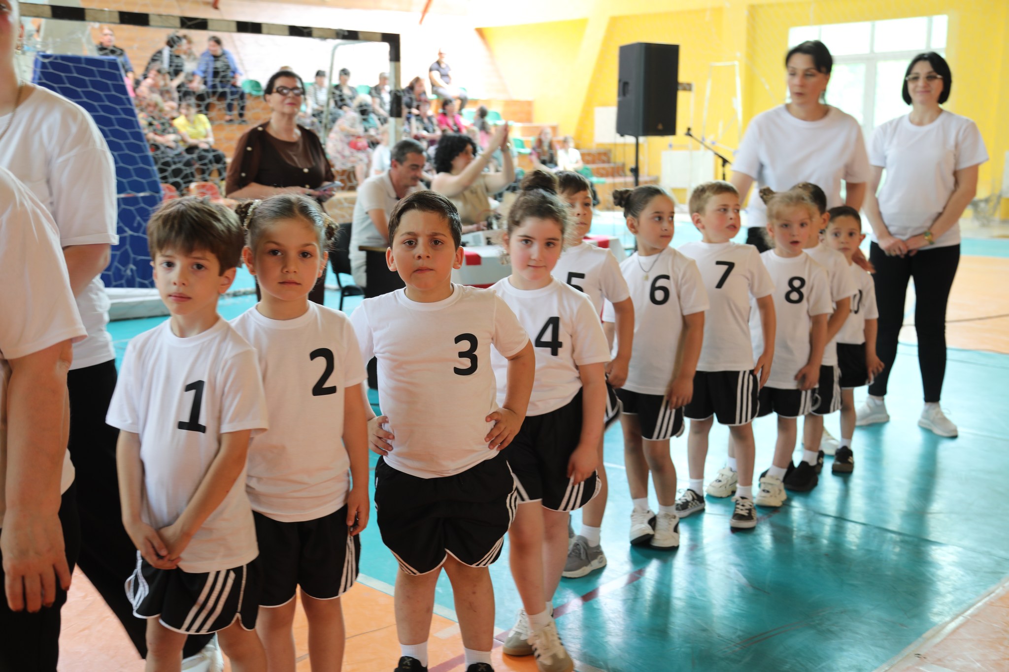 <p style="text-align: justify">ბავშვთა დაცვის საერთაშორისო დღე წყალტუბოში კულტურული და სპორტული ღონისძიებებით აღინიშნა.</p><p style="text-align: justify">საბავშვო ბაღების მოსწავლეთა მონაწილეობით სპორტის სასახლეში მხიარული სტარტები ჩატარდა. სხვადასხვა ნომინაციებში გამარჯვებულ გუნდებს თასები და სიგელები გადაეცათ.</p><p style="text-align: justify">ცენტრალურ პარკში ა(ა)იპ „წყალტუბოს მუნიციპალიტეტის ბავშვთა და ახალგაზრდობის ცენტრისა“ და „ინკლუზიური ცენტრის“ აღსაზრდელთა ხელნაკეთი ნამუშევრების გამოფენა მოეწყო. გაიმართა ანიმატორების წარმოდგენა.</p><p style="text-align: justify">პატარებს შესაძლებლობა ჰქონდათ შეხვედროდნენ ზღაპრის გმირებს და ჩართულიყვნენ მრავალფეროვან გასართობ პროგრამაში.</p><p style="text-align: justify">ბავშვებმა ასევე, ასფალტზე ცარცით ხატვის აქტივობაში მიიღეს მონაწილეობა და სახატავი მასალებით დასაჩუქრდნენ.</p><p style="text-align: justify">ღონისძიება ორგანიზებული იყო წყალტუბოს მუნიციპალიტეტის მერიის კულტურის, განათლების, სპორტისა და ახალგაზრდობის საქმეთა სამსახურის მიერ.</p><p style="text-align: justify">კულტურულ და სპორტულ აქტივობებს წყალტუბოს მუნიციპალიტეტის საკრებულოს კულტურის, განათლების, ტურიზმის, სპორტისა და ახალგაზრდულ საქმეთა კომისიის თავმჯდომარე ლევან ჩანქსელიანი, მერიის კულტურის, განათლების, სპორტისა და ახალგაზრდობის საქმეთა სამსახურის უფროსი რიმა მარგიანი და ადგილობრივი თვითმმართველობის წარმომადგენლები ესწრებოდნენ.</p>