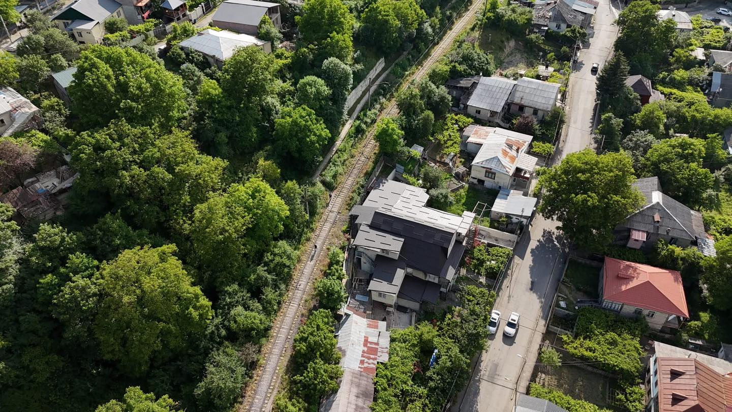 <p style="text-align: justify">ბორჯომის მუნიციპალიტეტის დაფინანსებით, ხუთი საცხოვრებელი სახლის სახურავის რეაბილიტაცია მიმდინარეობს.</p><p style="text-align: justify">პროექტი „ბინათმესაკუთრეთა ამხანაგობის ხელშეწყობის“ პროგრამის ფარგლებში ხორციელდება.</p><p style="text-align: justify">მუნიციპალიტეტის მერიის ინფორმაციით, ამ ეტაპზე, სამი საცხოვრებელი სახლის სახურავის რეაბილიტაცია დასკვნით ფაზაშია, ხოლო ორ მისამართზე სარეაბილიტაციო სამუშაოები ინტენსიურ რეჟიმში მიმდინარეობს.</p>