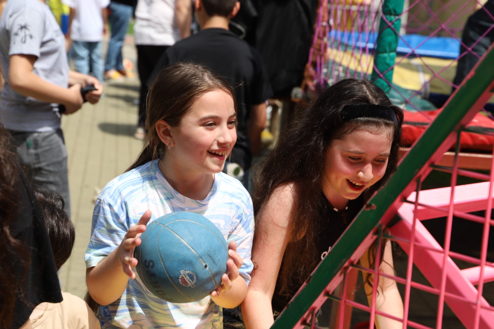 <p style="text-align: justify">თერჯოლაში ბავშვთა დაცვის საერთაშორისო დღესთან დაკავშირებით, სხვადასხვა გასართობი და შემეცნებითი ღონისძიება ჩატარდა.</p><p style="text-align: justify">მუნიციპალიტეტის მერიის ორგანიზებით, ლაშა გოგიაშვილის სახელობის სკვერში მოეწყო ბავშვთა გასართობი სივრცე, მრავალფეროვანი ატრაქციონებით - გასაბერი და სპორტული ბატუტი, ცხენების კარუსელი, მუსიკალური ჩაიდანის, ჰოკეის, აიწონას, ყვავილის და კალათბურთის აპარატები. &nbsp;</p><p style="text-align: justify">ა(ა)იპ თერჯოლის მოსწავლე ახალგაზრდობის მუნიციპალურ ცენტრმა წარმოადგინა &nbsp;მხატვრული ღონისძიება. ღონისძიებაში მოსწავლე ახალგაზრდობის სახლში არსებული ადგილობრივი ქორეოგრაფიული ანსამბლები და ინდივიდუალური შემსრულებლები მონაწილეობდნენ. მოეწყო ხელნაკეთი ნივთების გამოფენა, სახალისო ვიქტორინა.</p><p style="text-align: justify">ღონისძიებას თერჯოლის მუნიციპალიტეტის მერი მანუჩარ რობაქიძე, მერის მოადგილეები ზვიად ბაზაძე და &nbsp;მირზა ქოჩიაშვილი, საკრებულოს თავმჯდომარე გიორგი ბარათაშვილი და ადგილობრივი თვითმმართველობის წარმომადგენლები ესწრებოდნენ.</p><p style="text-align: justify">ხელმძღვანელმა პირებმა ბავშვებს 1 ივნისის დღესასწაული მიულოცეს და წარმატებები უსურვეს. 1 ივნისთან დაკავშირებით, მერიისგან ბავშვებს სიურპრიზად ნაყინები დაურიგდათ.</p>