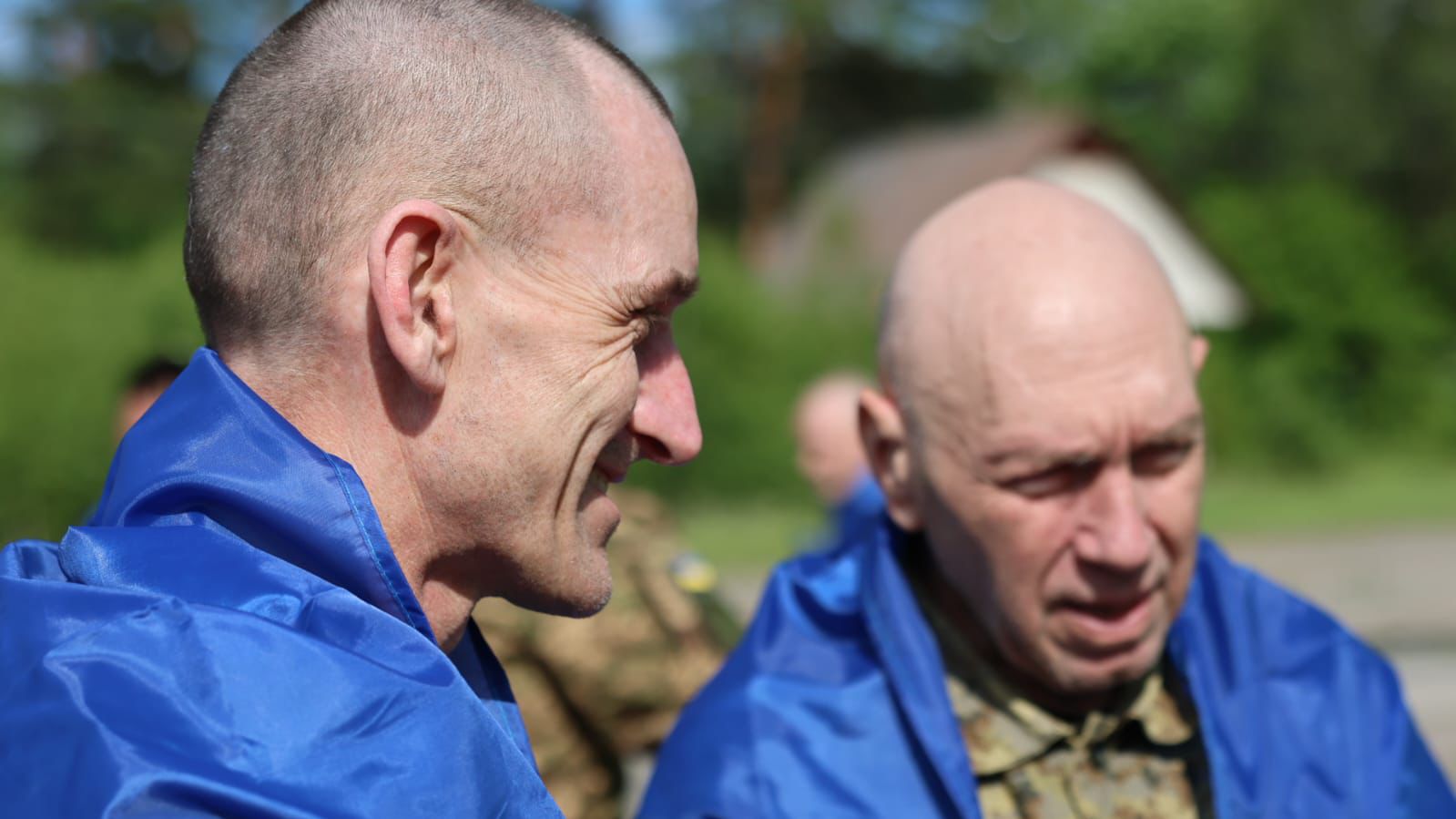 <p style="text-align: justify">26 ივნისს, უკრაინასა და რუსეთს შორის სამხედრო ტყვეების გაცვლის კიდევ ერთი ეტაპი გაიმართა.&nbsp;</p><p style="text-align: justify">"ჩვენ ვაგრძელებთ გაცვლას, კიდევ ერთი ეტაპი. დღეს შეიარაღებული ძალების, ეროვნული გვარდიის, სახელმწიფო სასაზღვრო სამსახურის ჯარისკაცები ბრუნდებიან. მათი უმეტესობა 2022 წლიდან ტყვეობაში იმყოფებოდა. ჩვენ ყველაფერს ვაკეთებთ, რომ ყველა ვიპოვოთ, გადავამოწმოთ ინფორმაცია თითოეული სახელის შესახებ“, - წერს უკრაინის პრეზიდენტი ვოლოდიმირ ზელენსკი.</p><p style="text-align: justify">უმაღლესი რადას ადამიანის უფლებათა კომისრის დმიტრო ლუბინეცის თქმით, უკრაინის შეიარაღებული ძალების, ეროვნული გვარდიისა და სახელმწიფო სასაზღვრო დაცვის სამსახურის ჯარისკაცები უკრაინაში ბრუნდებიან.</p><p style="text-align: justify">ასევე არიან მარიუპოლის დამცველები და ისინი, ვინც 2022 წელს ტყვედ ჩავარდა. ზოგიერთი დამცველი ძებნის სტატუსით იმყოფებოდა და აგრესორი ქვეყნის მიერ არ იყო დადასტურებული.</p><p style="text-align: justify">დაბრუნებულებს შორის არიან ოფიცრებიც. გათავისუფლებული ყველაზე უფროსი 62 წლისაა, ყველაზე ახალგაზრდა კი - 24 წლის.</p><p style="text-align: justify">"ეს პროცესი სახელმწიფო ორგანოების მიერ გაწეული დაუღალავი მუშაობის შედეგია, რომლებიც სამხედრო ტყვეებთან მოპყრობის საკოორდინაციო შტაბის შემადგენლობაში შედიან. ის უკრაინის პრეზიდენტის დავალებით ხორციელდება“, - წერს ლუბინეცი.</p><p style="text-align: justify">შინაგან საქმეთა მინისტრმა იგორ კლიმენკომ განაცხადა, რომ გათავისუფლებულთა უმეტესობა 2022 წლიდან ტყვეობაში იმყოფებოდა.</p><p style="text-align: justify">"ზოგიერთი მათგანის ისტორია ნამდვილი სასწაულია. ისინი დაკარგულად ითვლებოდნენ, მაგრამ გაურკვევლობის მიუხედავად, სახელმწიფო განაგრძობდა ძებნას და დღეს ისინი ჩვენთან არიან“, - წერს ის.</p>