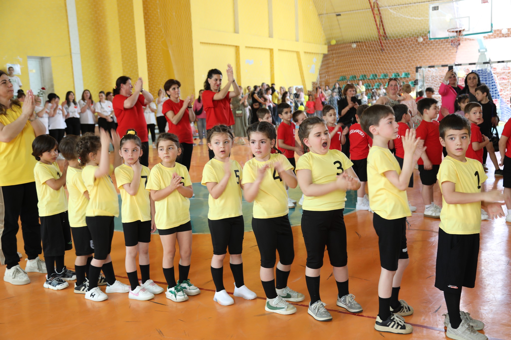 <p style="text-align: justify">ბავშვთა დაცვის საერთაშორისო დღე წყალტუბოში კულტურული და სპორტული ღონისძიებებით აღინიშნა.</p><p style="text-align: justify">საბავშვო ბაღების მოსწავლეთა მონაწილეობით სპორტის სასახლეში მხიარული სტარტები ჩატარდა. სხვადასხვა ნომინაციებში გამარჯვებულ გუნდებს თასები და სიგელები გადაეცათ.</p><p style="text-align: justify">ცენტრალურ პარკში ა(ა)იპ „წყალტუბოს მუნიციპალიტეტის ბავშვთა და ახალგაზრდობის ცენტრისა“ და „ინკლუზიური ცენტრის“ აღსაზრდელთა ხელნაკეთი ნამუშევრების გამოფენა მოეწყო. გაიმართა ანიმატორების წარმოდგენა.</p><p style="text-align: justify">პატარებს შესაძლებლობა ჰქონდათ შეხვედროდნენ ზღაპრის გმირებს და ჩართულიყვნენ მრავალფეროვან გასართობ პროგრამაში.</p><p style="text-align: justify">ბავშვებმა ასევე, ასფალტზე ცარცით ხატვის აქტივობაში მიიღეს მონაწილეობა და სახატავი მასალებით დასაჩუქრდნენ.</p><p style="text-align: justify">ღონისძიება ორგანიზებული იყო წყალტუბოს მუნიციპალიტეტის მერიის კულტურის, განათლების, სპორტისა და ახალგაზრდობის საქმეთა სამსახურის მიერ.</p><p style="text-align: justify">კულტურულ და სპორტულ აქტივობებს წყალტუბოს მუნიციპალიტეტის საკრებულოს კულტურის, განათლების, ტურიზმის, სპორტისა და ახალგაზრდულ საქმეთა კომისიის თავმჯდომარე ლევან ჩანქსელიანი, მერიის კულტურის, განათლების, სპორტისა და ახალგაზრდობის საქმეთა სამსახურის უფროსი რიმა მარგიანი და ადგილობრივი თვითმმართველობის წარმომადგენლები ესწრებოდნენ.</p>