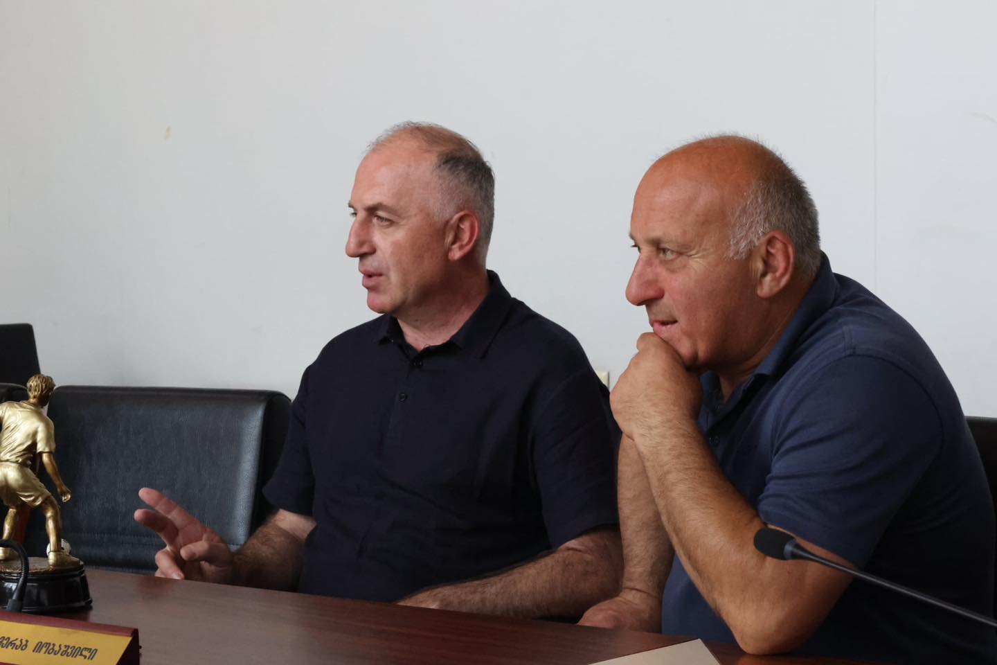 <p style="text-align: justify">ბორჯომის მუნიციპალიტეტის მერმა ოთარ არბოლიშვილმა და საკრებულოს თავმჯდომარე დავით ზაალიშვილმა მკლავჭიდში ევროპის ჩემპიონატში მონაწილე წარმატებულ ბორჯომელ სპორტსმენებს მადლობის სიგელები გადასცეს.</p><p style="text-align: justify">ბორჯომის სასპორტო სკოლის მკლავჭიდის სექციის სპორტსმენი გოგა ბლიაძე 50 კგ წონით კატეგორიაში ევროპის ჩემპიონი გახდა, ალექსანდრე კაპანაძემ მესამე ადგილი მოიპოვა, ხოლო ნელი უსტინენკო მეოთხე ადგილზე გავიდა.</p><p style="text-align: justify">მკლავჭიდის 2025 წლის ევროპის ჩემპიონატი რუმინეთის ქალაქ კლუჟ-ნაპოკაში გაიმართა.</p>