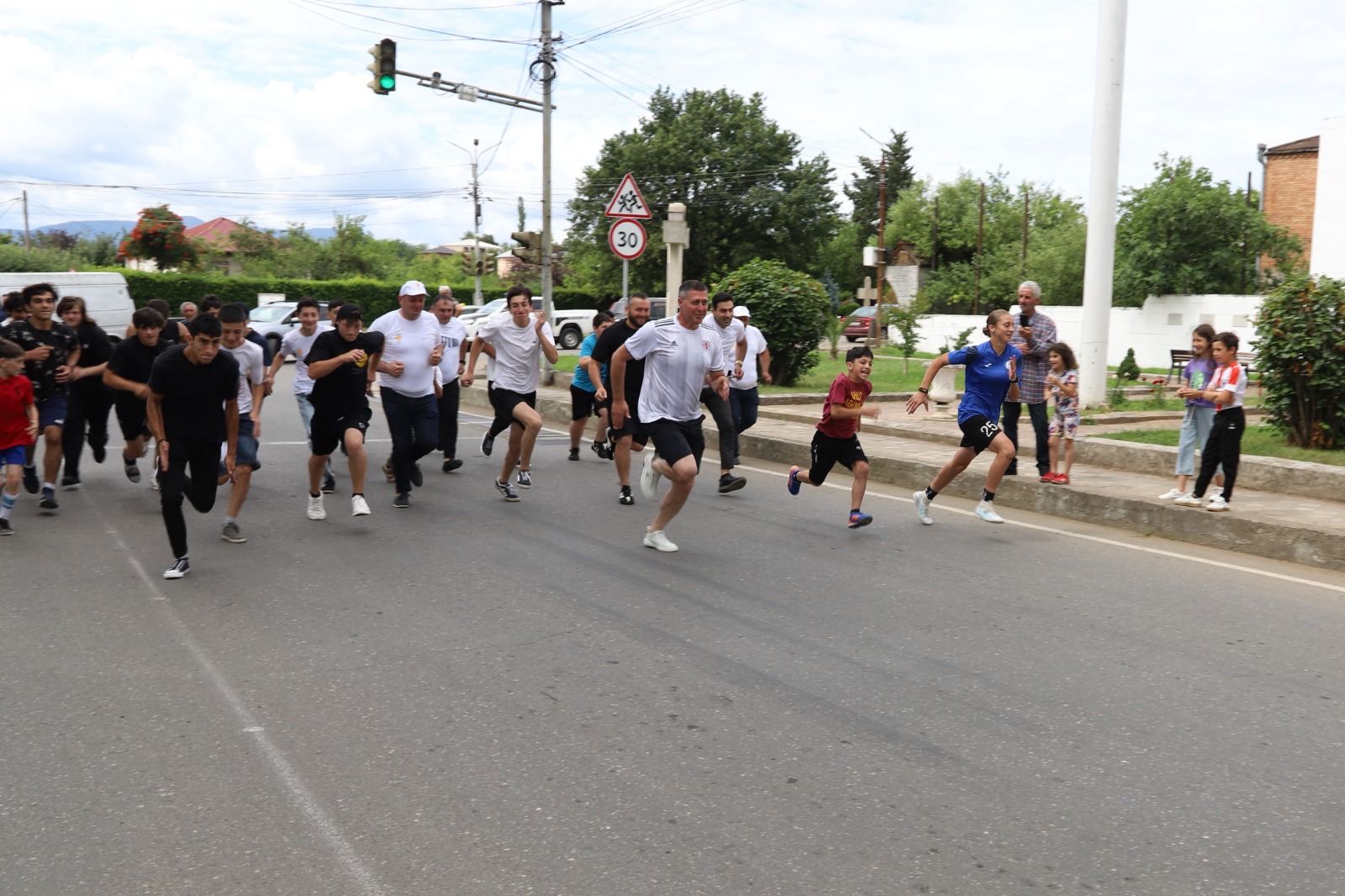 <p style="text-align: justify">თერჯოლის მუნიციპალიტეტში ოლიმპიზმის საერთაშორისო დღე სპორტული ღონისძიებებით აღინიშნა. ქალაქის ცენტრალურ ქუჩაზე მოეწყო მძლეოსნური გარბენი.</p><p style="text-align: justify">ლაშა გოგიაშვილის სახელობის სკვერში &nbsp;წარმოდგენილი იყო ტურნირები &nbsp;მკლავჭიდში, შაშსა და ნარდში. ღონისძიებას ესწრებოდა საპატიო სტუმარი, ოლიმპიური ჩემპიონი, პარამკლავჭიდელი &nbsp;ვახტანგ ახობაძე.</p><p style="text-align: justify">დღესვე ოლიმპიზმის დღესთან დაკავშირებული ღონისძიებების დასასრულს, გამარჯვებული სპორტსმენების დაჯილდოების ცერემონია გაიმართა.</p><p style="text-align: justify">ოლიმპიზმის საერთაშორისო დღისადმი მიძღვნილ ღონისძიებებს, თერჯოლის მუნიციპალიტეტის მერი მანუჩარ რობაქიძე, საკრებულოს თავმჯდომარის მოადგილე ჯემალ ისაკაძე, მერის მოადგილეები, საკრებულოს დეპუტატები, მერიის და ააიპიების წარმომადგენლები დაესწრნენ.</p><p style="text-align: justify">ღონისძიებები, თერჯოლის &nbsp;მუნიციპალიტეტის მერიის კულტურის სამსახურის, ააიპიების, საქართველოს ოლიმპიური კომიტეტის იმერეთის რეგიონული ორგანიზაციის მხარდაჭერით განხორციელდა.</p>