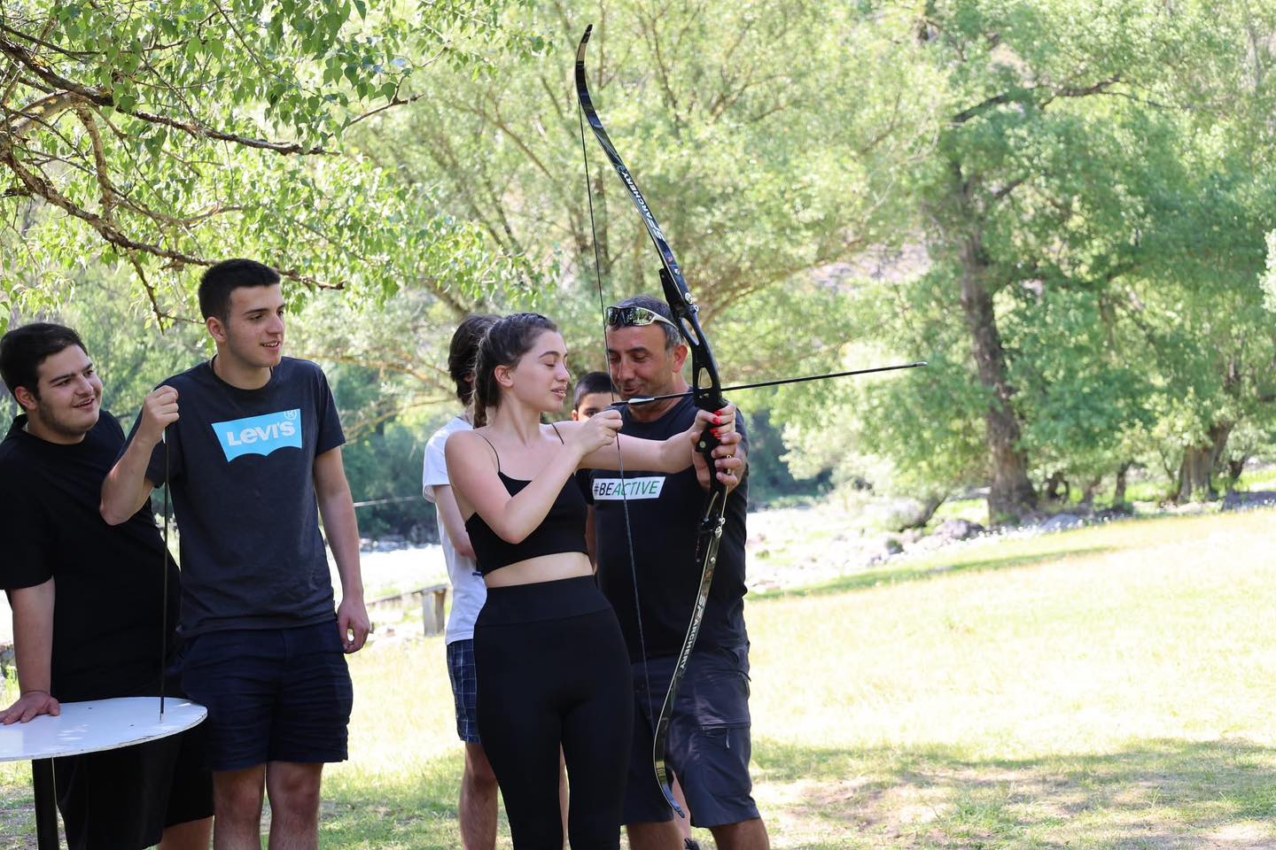 <p style="text-align: justify">ბორჯომის მუნიციპალიტეტის მიერ ორგანიზებული ახალგაზრდული ბანაკი ქართული ესტრადის მომღერლების კონცერტით დაიხურა.</p><p style="text-align: justify">მუნიციპალიტეტის მერიის ინფორმაციით, ბანაკის წევრებს ბორჯომის მუნიციპალიტეტის მერი ოთარ არბოლიშვილი შეხვდა. შეხვედრაზე მოზარდებმა მუნიციპალიტეტის მერისგან მოისმინეს ინფორმაცია ბორჯომის მერიის მიერ განხორციელებული და დაგეგმილი ახალგაზრდული პროგრამებისა და პროექტების შესახებ.</p><p style="text-align: justify">16-დან 20 წლამდე ახალგაზრდებმა მონაწილეობა მიიღეს სხვადასხვა სპორტულ აქტივობაში - ფრენბურთი, ზიპლაინი, მშვილდისრის სროლა, კედელზე ცოცვა, ჯომარდობა.</p><p style="text-align: justify">საღამოს კი ბანაკის მონაწილეების სადღესასწაულო განწყობაზე მომღერალმა ირაკლი ნოზაძემ, თიკა ჯამბურიამ და DJ ალექსანდრე ლორთქიფანიძემ იზრუნეს.</p><p style="text-align: justify"></p>