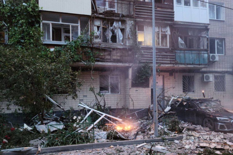 <p style="text-align: justify">7 ივნისის ღამეს რუსმა ოკუპანტებმა ხარკოვზე მთელი სრულმასშტაბიანი ომის განმავლობაში ყველაზე ძლიერი თავდასხმა განახორციელეს. დაბომბვამ ხანძარი გამოიწვია, არის მსხვერპლი და ნგრევა.</p><p style="text-align: justify">"წინასწარი მონაცემებით, ხარკოვის ტერორისტული დაბომბვის შედეგად, ამ წუთის მონაცემებით, ზიანი მიადგა 18 საცხოვრებელ კორპუსს (სამი მათგანის კონსტრუქცია დაზიანდა) და 13 კერძო სახლი“, - წერს ქალაქის მერი იგორ ტერეხოვი.</p><p style="text-align: justify">ხარკოვის რეგიონული სამხედრო ადმინისტრაციის ხელმძღვანელის ოლეგ სინეგუბოვის ინფორმაციით, სამოქალაქო საწარმოს ტერიტორიაზე 40 უპილოტო საფრენი აპარატის, 4 KAB-ის და 1 რაკეტის დაცემის შედეგად, 10,000 კვადრატული მეტრის ფართობზე ხანძარი გაჩნდა.</p><p style="text-align: justify">"დარტყმები ოთხი სახელოსნოს შენობაზე დაფიქსირდა. შესაძლოა, ნანგრევების ქვეშ ადამიანები იყვნენ“, - წერს სინეგუბოვი.</p><p style="text-align: justify">წინასწარი მონაცემებით, რუსების თავდასხმის შედეგად სამი ადამიანი დაიღუპა, 17 დაშავდა, მათ შორის ორი ბავშვი - 14 წლის გოგონა და 1,5 თვის ჩვილი.</p><p>&nbsp;</p>