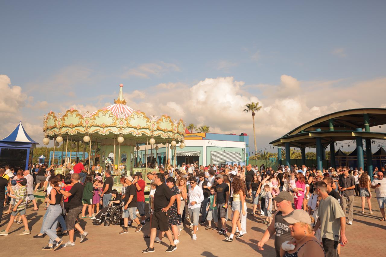 <p style="text-align: justify">შეკვეთილში მდებარე ატრაქციონების პარკი „ციცინათელა“ 2025 წლის სეზონისთვის განსაკუთრებულად მოემზადა. "Starring Georgia-ს“ მიერ ჩატარებული სამუშაოების ფარგლებში, განახლდა არა მხოლოდ ტექნიკური ნაწილი, არამედ შეიცვალა „ციცინათელას“ კონცეფციაც. ამიერიდან საქართველოს ყველაზე ჯადოსნურ გასართობ პარკში მისული ბავშვები ნამდვილ ზღაპარში იმოგზაურებენ და თავგადასავლებით სავსე დაუვიწყარ გამოცდილებას მიიღებენ.</p><p style="text-align: justify">რაც შეეხება ტექნიკურ ნაწილს, პარკში სრულად განახლდა და შეიღება გარე და შიდა ფასადები; განახლდა შემოსასვლელები და სალაროები; შეიცვალა ატრაქციონების დეტალები, სრული რესტავრაცია ჩაუტარდა რამდენიმე ატრაქციონს, შეიღება ატრაქციონების ჯებირები; განახლდა და ტენტით დაიხურა მოსაცდელი ზონები; განახლდა ატრაქციონების ოპერატორების ჯიხურები; სრულად აღდგა დინოზავრების პარკი; ახალი კონცეფციით, სრულად განახლდა კვების ობიექტები; კარტინგების ზონას დაემატა ახალი ტრიბუნა და ახალი მანქანები; პარკში დაირგო ახალი მცენარეები, რომლებმაც უფრო დიდი და მასშტაბური გამწვანება შექმნეს; გამწვანების ნაწილის გარშემო, ჯამში, 2 ათასი მეტრის სიგრძეზე მოეწყო სპეციალური დეკორატიული მოაჯირები; რესტავრაცია ჩაუტარდა სკამებს; განახლდა ლამპიონები; აშენდა ახალი, კეთილმოწყობილი მოსაწევი ზონები; განახლდა ნაგვის ურნები; დასუფთავდა და განახლდა სველი წერტილები; გამკაცრდა პარკის უსაფრთხოების ზომები.</p><p style="text-align: justify">„Starring Georgia-ს“ მენეჯერის ციცი იაშვილის თქმით, პროექტზე მაქსიმალურად დასაქმდა ადგილობრივი მოსახლეობა.</p><p style="text-align: justify">"განსაკუთრებით მიხარია, რომ გამოჩნდნენ ახალი, ნიჭიერი ადამიანები, რომლებმაც, საკუთარი ხელით, საოცრად მოხატეს ჩვენი პარკი. გარემო, რომელიც მათ შექმნეს, უნიკალურია და სხვაგან ვერსად შეგხვდებათ. სწორედ ადგილობრივი კადრებით დავაკომპლექტეთ ციცინათელას გუნდიც, რომელმაც სპეციალური გადამზადება გაიარა.</p><p style="text-align: justify">მუშაობის პროცესში ვცდილობდით, რომ გადაგვერჩინა და გადაგდების ნაცვლად, მეორადი გამოყენება მოგვეძებნა არსებული ნივთებისა თუ მასალებისთვის,“ — ამბობს „Starring Georgia-ს“ მენეჯერი ციცი იაშვილი.</p><p style="text-align: justify">აღსანიშნავია, რომ მნიშვნელოვნადაა შეცვლილი პარკით სარგებლობის წესები, მაგალითად: მოწევა ნებადართულია მხოლოდ სპეციალურად გამოყოფილ ზონებში; ოთხფეხა მეგობარს, რომელიც 7 კილოგრამს აღემატება, აუცილებლად უნდა ეკეთოს ალიკაპი; პარკში არ დაიშვებიან არაფხიზელ მდგომარეობაში მყოფი ადამიანები; ორსულებისა და გულ-სისხლძარღვთა დაავადებების მქონე პირებისთვის არ არის რეკომენდებული გარკვეული ატრაქციონები — თითოეულ ატრაქციონთან სტუმრებს დახვდებათ აბრა, რომელზეც დატანილი იქნება კონკრეტული აკრძალვები და შეზღუდვები. ამ ინფორმაციის გაცნობა და მისი გათვალისწინება აუცილებელია.</p><p style="text-align: justify">შეგახსენებთ, რომ 14.5 ჰექტარზე გადაჭიმული „ციცინათელა“ 2006 წლიდან ფუნქციონირებს. მსგავსი მასშტაბის სამუშაოები პარკში აქამდე არასდროს ჩატარებულა.</p>