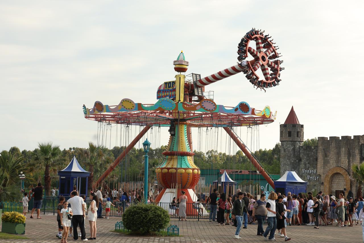 <p style="text-align: justify">შეკვეთილში მდებარე ატრაქციონების პარკი „ციცინათელა“ 2025 წლის სეზონისთვის განსაკუთრებულად მოემზადა. "Starring Georgia-ს“ მიერ ჩატარებული სამუშაოების ფარგლებში, განახლდა არა მხოლოდ ტექნიკური ნაწილი, არამედ შეიცვალა „ციცინათელას“ კონცეფციაც. ამიერიდან საქართველოს ყველაზე ჯადოსნურ გასართობ პარკში მისული ბავშვები ნამდვილ ზღაპარში იმოგზაურებენ და თავგადასავლებით სავსე დაუვიწყარ გამოცდილებას მიიღებენ.</p><p style="text-align: justify">რაც შეეხება ტექნიკურ ნაწილს, პარკში სრულად განახლდა და შეიღება გარე და შიდა ფასადები; განახლდა შემოსასვლელები და სალაროები; შეიცვალა ატრაქციონების დეტალები, სრული რესტავრაცია ჩაუტარდა რამდენიმე ატრაქციონს, შეიღება ატრაქციონების ჯებირები; განახლდა და ტენტით დაიხურა მოსაცდელი ზონები; განახლდა ატრაქციონების ოპერატორების ჯიხურები; სრულად აღდგა დინოზავრების პარკი; ახალი კონცეფციით, სრულად განახლდა კვების ობიექტები; კარტინგების ზონას დაემატა ახალი ტრიბუნა და ახალი მანქანები; პარკში დაირგო ახალი მცენარეები, რომლებმაც უფრო დიდი და მასშტაბური გამწვანება შექმნეს; გამწვანების ნაწილის გარშემო, ჯამში, 2 ათასი მეტრის სიგრძეზე მოეწყო სპეციალური დეკორატიული მოაჯირები; რესტავრაცია ჩაუტარდა სკამებს; განახლდა ლამპიონები; აშენდა ახალი, კეთილმოწყობილი მოსაწევი ზონები; განახლდა ნაგვის ურნები; დასუფთავდა და განახლდა სველი წერტილები; გამკაცრდა პარკის უსაფრთხოების ზომები.</p><p style="text-align: justify">„Starring Georgia-ს“ მენეჯერის ციცი იაშვილის თქმით, პროექტზე მაქსიმალურად დასაქმდა ადგილობრივი მოსახლეობა.</p><p style="text-align: justify">"განსაკუთრებით მიხარია, რომ გამოჩნდნენ ახალი, ნიჭიერი ადამიანები, რომლებმაც, საკუთარი ხელით, საოცრად მოხატეს ჩვენი პარკი. გარემო, რომელიც მათ შექმნეს, უნიკალურია და სხვაგან ვერსად შეგხვდებათ. სწორედ ადგილობრივი კადრებით დავაკომპლექტეთ ციცინათელას გუნდიც, რომელმაც სპეციალური გადამზადება გაიარა.</p><p style="text-align: justify">მუშაობის პროცესში ვცდილობდით, რომ გადაგვერჩინა და გადაგდების ნაცვლად, მეორადი გამოყენება მოგვეძებნა არსებული ნივთებისა თუ მასალებისთვის,“ — ამბობს „Starring Georgia-ს“ მენეჯერი ციცი იაშვილი.</p><p style="text-align: justify">აღსანიშნავია, რომ მნიშვნელოვნადაა შეცვლილი პარკით სარგებლობის წესები, მაგალითად: მოწევა ნებადართულია მხოლოდ სპეციალურად გამოყოფილ ზონებში; ოთხფეხა მეგობარს, რომელიც 7 კილოგრამს აღემატება, აუცილებლად უნდა ეკეთოს ალიკაპი; პარკში არ დაიშვებიან არაფხიზელ მდგომარეობაში მყოფი ადამიანები; ორსულებისა და გულ-სისხლძარღვთა დაავადებების მქონე პირებისთვის არ არის რეკომენდებული გარკვეული ატრაქციონები — თითოეულ ატრაქციონთან სტუმრებს დახვდებათ აბრა, რომელზეც დატანილი იქნება კონკრეტული აკრძალვები და შეზღუდვები. ამ ინფორმაციის გაცნობა და მისი გათვალისწინება აუცილებელია.</p><p style="text-align: justify">შეგახსენებთ, რომ 14.5 ჰექტარზე გადაჭიმული „ციცინათელა“ 2006 წლიდან ფუნქციონირებს. მსგავსი მასშტაბის სამუშაოები პარკში აქამდე არასდროს ჩატარებულა.</p>