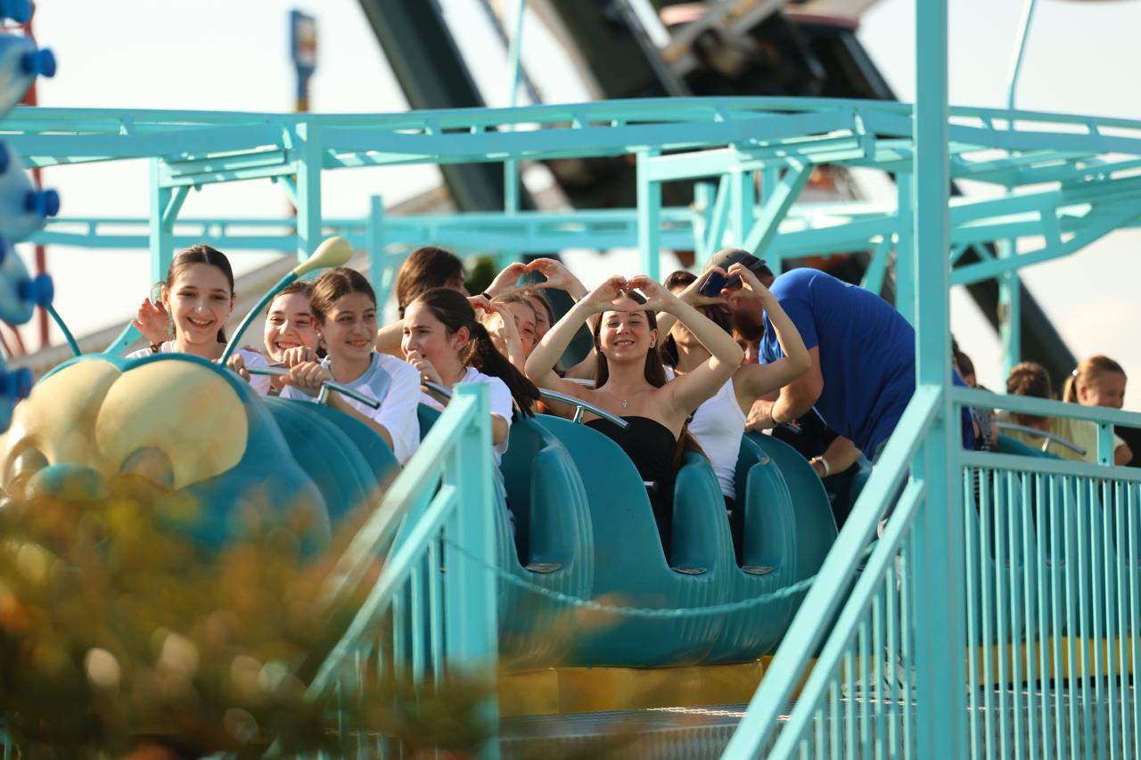 <p style="text-align: justify">შეკვეთილში მდებარე ატრაქციონების პარკი „ციცინათელა“ 2025 წლის სეზონისთვის განსაკუთრებულად მოემზადა. "Starring Georgia-ს“ მიერ ჩატარებული სამუშაოების ფარგლებში, განახლდა არა მხოლოდ ტექნიკური ნაწილი, არამედ შეიცვალა „ციცინათელას“ კონცეფციაც. ამიერიდან საქართველოს ყველაზე ჯადოსნურ გასართობ პარკში მისული ბავშვები ნამდვილ ზღაპარში იმოგზაურებენ და თავგადასავლებით სავსე დაუვიწყარ გამოცდილებას მიიღებენ.</p><p style="text-align: justify">რაც შეეხება ტექნიკურ ნაწილს, პარკში სრულად განახლდა და შეიღება გარე და შიდა ფასადები; განახლდა შემოსასვლელები და სალაროები; შეიცვალა ატრაქციონების დეტალები, სრული რესტავრაცია ჩაუტარდა რამდენიმე ატრაქციონს, შეიღება ატრაქციონების ჯებირები; განახლდა და ტენტით დაიხურა მოსაცდელი ზონები; განახლდა ატრაქციონების ოპერატორების ჯიხურები; სრულად აღდგა დინოზავრების პარკი; ახალი კონცეფციით, სრულად განახლდა კვების ობიექტები; კარტინგების ზონას დაემატა ახალი ტრიბუნა და ახალი მანქანები; პარკში დაირგო ახალი მცენარეები, რომლებმაც უფრო დიდი და მასშტაბური გამწვანება შექმნეს; გამწვანების ნაწილის გარშემო, ჯამში, 2 ათასი მეტრის სიგრძეზე მოეწყო სპეციალური დეკორატიული მოაჯირები; რესტავრაცია ჩაუტარდა სკამებს; განახლდა ლამპიონები; აშენდა ახალი, კეთილმოწყობილი მოსაწევი ზონები; განახლდა ნაგვის ურნები; დასუფთავდა და განახლდა სველი წერტილები; გამკაცრდა პარკის უსაფრთხოების ზომები.</p><p style="text-align: justify">„Starring Georgia-ს“ მენეჯერის ციცი იაშვილის თქმით, პროექტზე მაქსიმალურად დასაქმდა ადგილობრივი მოსახლეობა.</p><p style="text-align: justify">"განსაკუთრებით მიხარია, რომ გამოჩნდნენ ახალი, ნიჭიერი ადამიანები, რომლებმაც, საკუთარი ხელით, საოცრად მოხატეს ჩვენი პარკი. გარემო, რომელიც მათ შექმნეს, უნიკალურია და სხვაგან ვერსად შეგხვდებათ. სწორედ ადგილობრივი კადრებით დავაკომპლექტეთ ციცინათელას გუნდიც, რომელმაც სპეციალური გადამზადება გაიარა.</p><p style="text-align: justify">მუშაობის პროცესში ვცდილობდით, რომ გადაგვერჩინა და გადაგდების ნაცვლად, მეორადი გამოყენება მოგვეძებნა არსებული ნივთებისა თუ მასალებისთვის,“ — ამბობს „Starring Georgia-ს“ მენეჯერი ციცი იაშვილი.</p><p style="text-align: justify">აღსანიშნავია, რომ მნიშვნელოვნადაა შეცვლილი პარკით სარგებლობის წესები, მაგალითად: მოწევა ნებადართულია მხოლოდ სპეციალურად გამოყოფილ ზონებში; ოთხფეხა მეგობარს, რომელიც 7 კილოგრამს აღემატება, აუცილებლად უნდა ეკეთოს ალიკაპი; პარკში არ დაიშვებიან არაფხიზელ მდგომარეობაში მყოფი ადამიანები; ორსულებისა და გულ-სისხლძარღვთა დაავადებების მქონე პირებისთვის არ არის რეკომენდებული გარკვეული ატრაქციონები — თითოეულ ატრაქციონთან სტუმრებს დახვდებათ აბრა, რომელზეც დატანილი იქნება კონკრეტული აკრძალვები და შეზღუდვები. ამ ინფორმაციის გაცნობა და მისი გათვალისწინება აუცილებელია.</p><p style="text-align: justify">შეგახსენებთ, რომ 14.5 ჰექტარზე გადაჭიმული „ციცინათელა“ 2006 წლიდან ფუნქციონირებს. მსგავსი მასშტაბის სამუშაოები პარკში აქამდე არასდროს ჩატარებულა.</p>