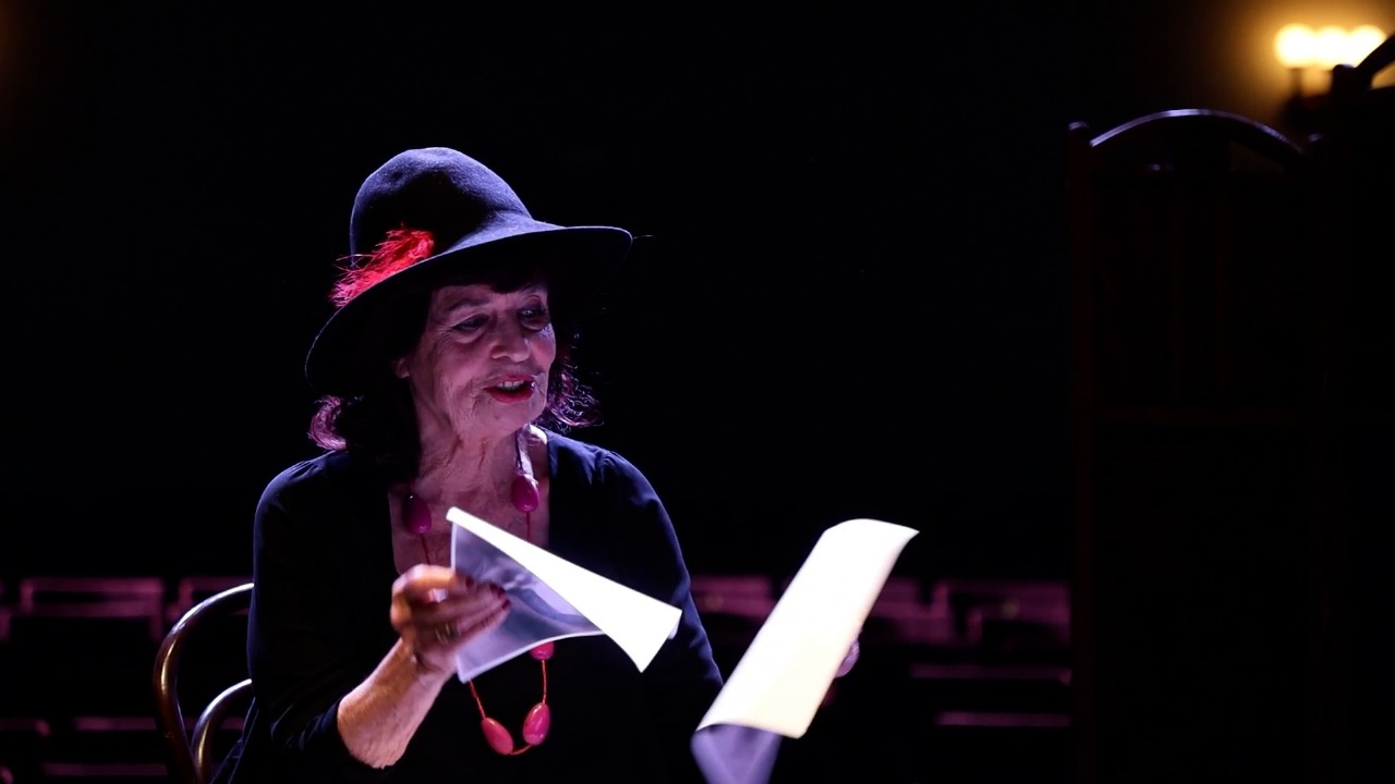 <p style="text-align: justify">სცენაზე მდგარი ქალის მზერაში რაღაც მარადიული ელავს, თითქოს სიტყვა და ჟესტი მხოლოდ როლისთვის კი არა, თავად ცხოვრების არსისთვის არის შექმნილი. სწორედ ასეთია ლიანა მიქაშავიძე, სოხუმის სახელმწიფო დრამატული თეატრის მსახიობი, ქალი, რომელმაც თეატრში იცხოვრა და დღემდე სცენის მადლით სუნთქავს.</p><p style="text-align: justify">85 წლის ქალბატონი ლიანა დღესაც ისეთივეა, როგორც იმ წლებში, როცა სოხუმის თეატრის სცენაზე იდგა. მისი საუბარი და მანერა დაგარწმუნებს, რომ მასში დღემდე ცოცხლობს მსახიობი. ის სცენიდან არ ჩამოსულა, როლებში კი არა, ნამდვილ ცხოვრებაში თამაშობდა და ამ თამაშით ადამიანების გულებს მართავდა.</p><p style="text-align: justify">ლიანა მიქაშავიძე 1938 წლის 28 სექტემბერს, თბილისში დაიბადა. მისი დაბადება განსაკუთრებული სიხარულით აღინიშნა. შალვა დადიანმაც კი იწინასწარმეტყველა: "მომავალი მსახიობის ლიანა მიქაშავიძის დაბადებას გაუმარჯოს!“.</p><p style="text-align: justify">მშობლები მოზარდ მაყურებელთა თეატრის მსახიობები იყვნენ და ლიანა სცენასთან სიახლოვეს ბავშვობიდან შეეჩვია. 6 წლისა უკვე პირველ როლს ასრულებდა სპექტაკლში “მეწაღის ჯადოქარი ცოლი” და მას პოეტმა ხუტა ბერულავამ ლექსიც კი მიუძღვნა – “პატარა ლია სცენაზე”. სულ 5 წლისა იყო, როცა ოჯახთან ერთად სოხუმში გადავიდა საცხოვრებლად. იქ იცხოვრა, გაიზარდა, შექმნა თავისი თბილი და გულით სავსე სამყარო და მთელი არსებით შეიყვარა აფხაზეთი, როგორც მიწა, როგორც ხალხი, როგორც ბედი.</p><p style="text-align: justify">ის გვიყვება იმ წლებზე, როცა ქართველებს და აფხაზებს ერთმანეთთან გულითადი და ადამიანური ურთიერთობა ჰქონდათ. გვიყვება მეგობრობაზე, სიცილზე, სიყვარულზე და ამ მოგონებებს იმდენი სინათლე მოაქვს, რომ წამით დაგავიწყდება ომის რეალობა, რომელმაც ეს ჰარმონია დაანგრია.</p><p style="text-align: justify">და მაინც, ომისას ლიანა მიქაშავიძე ისევ იმგვარი იყო, როგორც სცენაზე – მამაცი, შეუპოვარი, მზრუნველი. ის აფხაზეთის ომის პირველივე დღიდან ჩაერთო დაჭრილ მეომართა დახმარებისა და ხსნის კომიტეტში, უშუალოდ უვლიდა და ეხმარებოდა მათ, ვისაც ეს სჭირდებოდა. მსახიობობა და ექთნობა ერთად იტვირთა და ამ ყველაფრისთვის ღირსების ორდენითაც დააჯილდოვეს.</p><p style="text-align: justify">დევნილობის დროს სოხუმის თეატრმა რუსთაველის თეატრს შეფარებულმა განაგრძო არსებობა და ქალბატონი ლიანაც, მიუხედავად სირთულეებისა, არ ჩამოშორებია მას. ის დარჩა ერთგული სცენისა და კოლეგების, რომლებთან ერთადაც წლების განმავლობაში ქმნიდა თეატრალურ ისტორიას. მის გვერდით იდგნენ კორიფეები – დიდებული მსახიობები, რომელთა სახელები ჩვენი მეხსიერების უკვდავ ნაწილად რჩება.</p><p style="text-align: justify">მთელი ცხოვრების განმავლობაში ლიანა მიქაშავიძეს მრავალი თეატრიდან ჰქონდა მოწვევა, თუმცა მან ერთხელაც არ უღალატა სოხუმის თეატრს. ამბობს, რომ როცა გიყვარს საქმე, რაც აირჩიე, ყველა გაჭირვებას გაუძლებ და ამ სიყვარულს ითხოვს ახალგაზრდებისგანაც: “გიყვარდეთ თქვენი პროფესია” – მომავალ მსახიობებს.</p><p style="text-align: justify">ახლახან გამოვიდა ლიანა მიქაშავიძის წიგნი “სოხუმის ქართული თეატრი გისმენთ”, რომელიც არ არის მხოლოდ მემუარები ან თეატრის ქრონიკა. ეს არის ემოცია — სიყვარულზე, ერთობაზე, იმ საქართველოზე, რომელიც არსებობდა და რომელმაც კვლავაც შეიძლება იარსებოს. წიგნი აღბეჭდავს იმ ისტორიებს, რომლებიც ბევრისთვის უცნობია, მაგრამ ჩვენს სულში ღრმად დამკვიდრებული ჭრილობების შემზარავ სიმშვიდეს ანიჭებს.</p><p style="text-align: justify">ლიანა მიქაშავიძე არის ადამიანი ისტორიით და არა მხოლოდ თეატრალური, არამედ ეროვნული, მტკივნეული და ღირსეული ისტორიის მატარებელი. მისი ცხოვრება არის ხიდი სცენასა და რეალურ სამყაროს შორის. ხიდი, რომელზეც სიყვარულით, მეხსიერებით და სიწმინდით ვდგავართ და რომელსაც უნდა გავუფრთხილდეთ.</p><div class="iframe-wrapper"><iframe src="https://www.youtube.com/embed/fTBHq9vmS9I?si=vgguaiZHstjZL2oz" frameborder="0" allowfullscreen="true" width="560" height="315" title="YouTube video player" allow="accelerometer; autoplay; clipboard-write; encrypted-media; gyroscope; picture-in-picture; web-share"></iframe></div><p style="text-align: justify"><a target="_blank" rel="noopener noreferrer nofollow" class="text-brand-500 underline" href="https://ka.wikipedia.org/wiki/%E1%83%A0%E1%83%90%E1%83%A3%E1%83%9A_%E1%83%A5%E1%83%98%E1%83%A0%E1%83%98%E1%83%90"><strong><em>რაულ ქირია</em></strong></a></p><p style="text-align: justify"><a target="_blank" rel="noopener noreferrer nofollow" class="text-brand-500 underline" href="https://frontnews.ge/ge"><em>Front News საქართველოს</em></a><em> დამფუძნებელი</em></p>