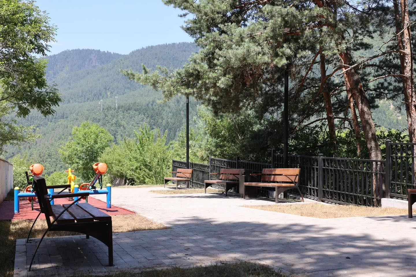 <p style="text-align: justify">ბორჯომის მუნიციპალიტეტი ქალაქში მოსასვენებელი და მწვანე სივრცეების მოწყობას განაგრძობს.</p><p style="text-align: justify">მუნიციპალიტეტის მერიის ინფორმაციით, გურამიშვილის ქუჩაზე დასრულდა სკვერის სარეაბილიტაციო სამუშაოები, სადაც ადგილობრივი მცხოვრებლები და დამსვენებლები განახლებული ინფრასტრუქტურით სარგებლობას შეძლებენ.</p><p style="text-align: justify">სამუშაოების ფარგლებში, მოეწყო ფანჩატური, სავარჯიშო ინფრასტრუქტურა და ბავშვთა გასართობი სივრცე.</p>