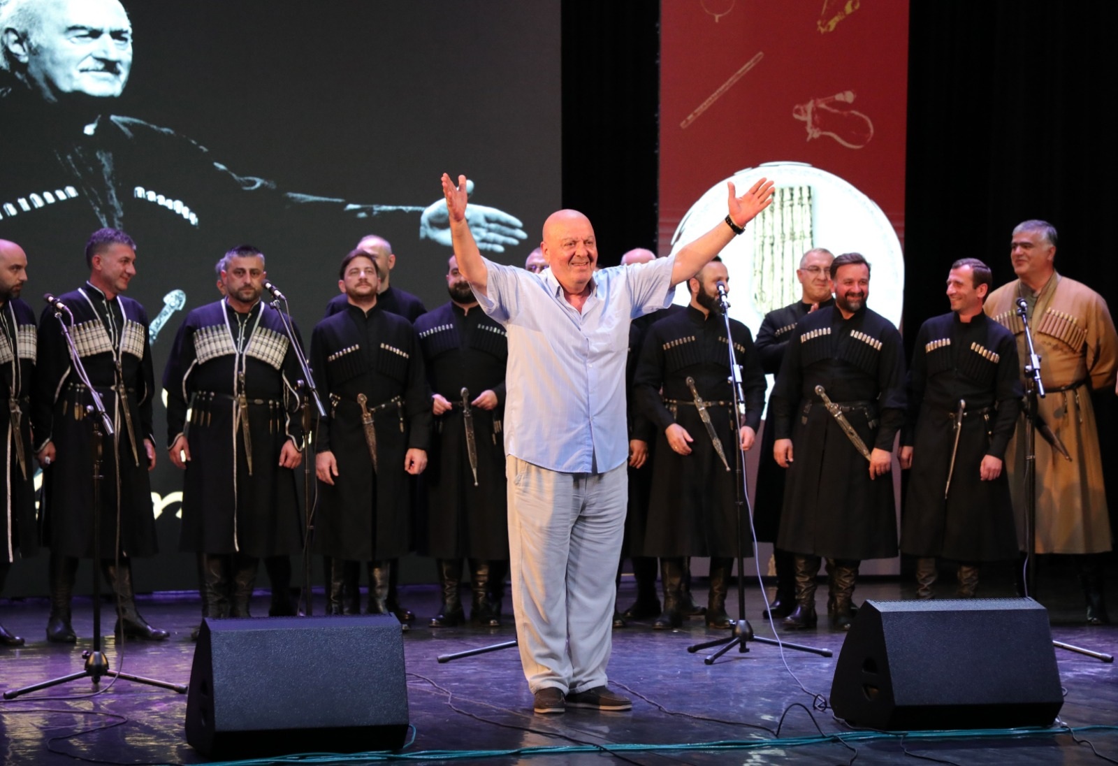 <p style="text-align: justify">ზუგდიდში პოლიკარპე ხუბულავას სახელობის ფოლკლორის V საერთაშორისო ფესტივალი "კოლხი და...“ ჩატარდა.</p><p style="text-align: justify">&nbsp;ფესტივალი 14 ივლისს, უფლისწულ ნიკო დადიანის სასახლეში, საქართველოს სახალხო არტისტის, ლოტბარისა და საზოგადო მოღვაწის ჯემალ ჭკუასელის 90 წლის იუბილესადმი მიძღვნილი გამოფენითა და კონცერტით - ,,ჯემალ ჭკუასელი 90“ გაიხსნა.</p><p style="text-align: justify">გამოფენაზე წარმოდგენილი იყო უნიკალური საოჯახო ფოტოები და ვიდეომასალა.</p><p style="text-align: justify">გამოფენა ხელოვნების სასახლისა და დადიანების სასახლის მუზეუმების თანამშრომლობით მოეწყო და ივლისის ბოლომდე გაგრძელდება.</p><p style="text-align: justify">ფესტივალი გალა-კონცერტით დაიხურა, რომელშიც უცხოური და ქართული სახელმწიფო აკადემიური და მუნიციპალური ფოლკლორული ანსამბლები მონაწილეობდნენ. მოეწყო ტრადიციული რეწვის ოსტატების გამოფენა-გაყიდვა.</p><p style="text-align: justify">"წელს უკვე მეხუთედ ჩატარდა ძალიან ლამაზ ტრადიციად ჩამოყალიბებული პოლიკარპე ხუბულავას ფოლკლორის საერთაშორისო ფესტივალი. ამ დღისთვის განსაკუთრებულად ემზადება ზუგდიდი. ძალიან დიდი მადლობა მინდა გადავუხადო ფესტივალის ყველა მონაწილეს, ყველა ანსამბლს. &nbsp;</p><p style="text-align: justify">ძალიან მნიშვნელოვანია, რომ ჩვენს ჰანგებს სიყვარულით ვუგზავნით აფხაზ და-ძმებს. დარწმუნებული ვართ, რომ სწორედ ჩვენი საერთო კულტურა, საერთო სამშობლო კიდევ ერთხელ გაგვაერთიანებს და ერთად ვიზრუნებთ ჩვენი ქვეყნის მომავალი განვითარებისთვის”, - განაცხადა ზუგდიდის მერმა მამუკა წოწერიამ.</p><p style="text-align: justify">ღონისძიების წამყვანი იყო საქართველოს ხელოვნების სასახლის დირექტორი გიორგი კალანდია.</p><p style="text-align: justify">პოლიკარპე ხუბულავას სახელობის ფოლკლორის V საერთაშორისო ფესტივალი "კოლხი და...“ ზუგდიდის მუნიციპალიტეტის მერიის მხარდაჭერითა და ზუგდიდის მუნიციპალიტეტის ხელოვნებისა და კულტურის განვითარების ცენტრის ინიციატივით დაფუძნდა.</p><p style="text-align: justify">ფესტივალის პრიორიტეტია ქართული ხალხური სიმღერების ავთენტურობის და საშემსრულებლო მანერის შენარჩუნება, შემოქმედებითი განვითარება, გამორჩეული ინდივიდუალური შემსრულებლებისა და ანსამბლების გამოვლენა, ფოლკლორის უნიკალური ნიმუშების გაცნობა-პოპულარიზაცია.</p><p style="text-align: justify">ფესტივალის ფარგლებში ყოველწლიურად ეწყობა ღვაწლმოსილი ლოტბარების, ინდივიდუალური შემსრულებლების, ფოლკლორული ანსამბლების ფოტოგამოფენა და ტრადიციული რეწვის ოსტატების ნამუშევრების გამოფენა-გაყიდვა.</p><p style="text-align: justify">&nbsp;</p>