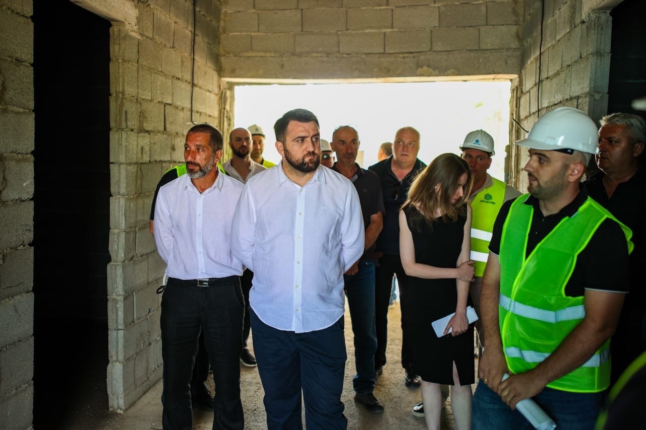 <p style="text-align: justify">თეთრიწყაროს მუნიციპალიტეტის სოფელ ღოუბანში 70 მოსწავლეზე გათვლილი ახალი სკოლის, ხოლო სოფელ ორბეთსა და ვაშლოვანში 75 აღსაზრდელზე გათვლილი ახალი საბავშვო ბაღის სამშენებლო სამუშაოები მიმდინარეობს.</p><p style="text-align: justify">მუნიციპალიტეტის მერიის ინფორმაციით, სოფელ ღოუბანში თანამედროვე საგანმანათლებლო სტანდარტების შესაბამისად მოწყობილ სკოლას ექნება ახალი ტექნოლოგიებით აღჭურვილი საკლასო ოთახები და ლაბორატორია, რაც მოზარდებს პრაქტიკული ცოდნის მიღების შესაძლებლობას მისცემს. გათვალისწინებულია, ასევე, ბიბლიოთეკის, სპორტული დარბაზისა და ღია მოედნების მოწყობა.</p><p style="text-align: justify">სოფელ ღოუბანის საჯარო სკოლა მსოფლიო ბანკისგან მიღებული სესხის ფარგლებში და სახელმწიფო ბიუჯეტის თანადაფინანსებით შენდება. პროექტის ღირებულება 4.3 მილიონ ლარს შეადგენს.</p><p style="text-align: justify">სოფელ ორბეთში თანამედროვე სტანდარტების შესაბამისი ბაღის შენობაში მოეწყობა სკოლამდელი განათლების მისაღებად აუცილებელი ყველა საჭირო ინფრასტრუქტურა. სასწავლო ოთახების გარდა, მოეწყობა საძინებლები, ადმინისტრაციული და სამზარეულოს ოთახები, შიდა და გარე სათამაშო სივრცეები და რეკრეაციული ზონა.</p><p style="text-align: justify">სამუშაოები ინფრასტრუქტურის მინისტრმა რევაზ სოხაძემ, მუნიციპალური განვითარების ფონდის აღმასრულებელმა დირექტორმა ბექა ურუშაძემ, ქვემო ქართლში სახელმწიფო რწმუნებულის მოადგილემ ნიკა კობახიძემ, თეთრიწყაროს მუნიციპალიტეტის მერმა გიორგი წიკლაურმა და ადგილობრივი ხელისუფლების წარმომადგენლებმა დაათვალიერეს.</p>