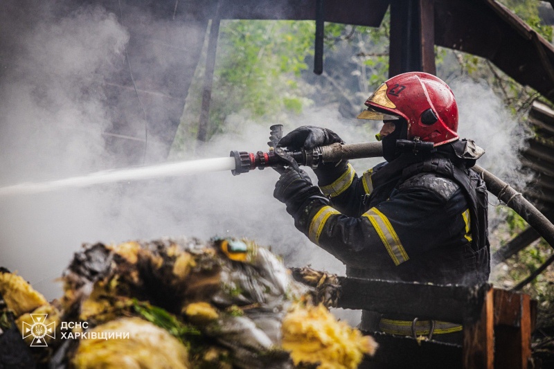 <p style="text-align: justify">12 ივლისის ღამეს რუსეთმა უკრაინას "შაჰედის" ტიპის თავდასხმის დრონებით და ფრთოსანი რაკეტებით შეუტია. დარტყმის ქვეშ აღმოჩნდა დასავლეთ უკრაინა.</p><p style="text-align: justify">რივნეს ოლქში საჰაერო თავდაცვის ძალებმა იმუშავეს და მტრის რამდენიმე სამიზნე გაანეიტრალეს. წინასწარი მონაცემებით, ადამიანები და ინფრასტრუქტურა არ დაზიანებულა.</p><p style="text-align: justify">12 ივლისის ღამეს, რუსეთის ჯარებმა ჩერნივცსა და მისი შემოგარენის მიმართულებით სარაკეტო იერიში მიიტანეს. თავდასხმის შედეგად, ერთდროულად რამდენიმე ადგილას ხანძარი გაჩნდა, არიან დაღუპულები და დაჭრილები. საგანგებო სიტუაციების სახელმწიფო სამსახურის ცნობით, ცეცხლის ქვეშ მოექცა ადმინისტრაციული შენობები, საცხოვრებელი შენობები, ორი არაფუნქციონირებადი ნაგებობა, ასევე ავტომობილები. წინასწარი მონაცემებით, ორი ადამიანი დაიღუპა, ოთხი მძიმედ დაშავდა, ათმა კი - მსუბუქი დაზიანებები მიიღო.</p><p style="text-align: justify">ღამით მასშტაბური თავდასხმა განხორციელდა ლვოვზე, რომელშიც გამოყენებული იყო როგორც „შაჰედები“, ასევე რაკეტები. ქალაქის მერმა ანდრეი სადოვიმ განაცხადა, რომ დაზიანდა შენობები. ამ დროისთვის ყველა ხანძარი ჩამქრალია. თავდასხმის შედეგად ოთხი ადამიანი დაშავდა.</p><p style="text-align: justify">ვოლინის ოლქში საჰაერო თავდასხმის განგაში ადგილობრივი დროით 2:21 საათზე გამოცხადდა. ლუცკიც მასშტაბური დარტყმის ქვეშ მოექცა - მტერმა ლუცკს ორი რაკეტით და 35 დრონით შეუტია. ქალაქში საჰაერო თავდაცვა მოქმედებდა და აფეთქებები ისმოდა. დაზიანებულია შენობები. დაშავებულები და დაღუპულები არ არიან.</p><p style="text-align: justify">კიროვოგრადის ოლქში ერთ-ერთ თემში თითქმის 10 კერძო სახლი დაზიანდა. დანგრეულია სახურავები, ჩამსხვრეულია ფანჯრები, კარები, ღობეები.</p><p style="text-align: justify">რაკეტები დაფიქსირდა ჩერნივცის ოლქშიც, თუმცა ზარალის შესახებ დეტალები მოგვიანებით გახდება ცნობილი.</p><p style="text-align: justify">საჰაერო თავდაცვა ამოქმედდა კროპივნიცკსა და ჩერკასში.</p><p style="text-align: justify">"საღამოდან დილამდე ჩვენმა ცის დამცველებმა მტრის მრავალი თავდასხმა მოიგერიეს. ჩერკასის ოლქში მათ რუსული რაკეტა გაანადგურეს და 20 უპილოტო საფრენი აპარატი გაანეიტრალეს. არავინ დაშავებულა. ეს ყველაზე მნიშვნელოვანია“, - განაცხადა ჩერკასის საოლქო ადმინისტრაციის ხელმძღვანელმა იგორ ტაბურეცმა</p><p style="text-align: justify">ჩერკასის ოლქში აფეთქების ტალღამ 8 კერძო სახლი დააზიანა. დაახლოებით 50 აბონენტი ელექტროენერგიის გარეშე დარჩა.</p><p style="text-align: justify">დარტყმების ქვეშ მხოლოდ უკრაინის დასავლეთ ქალაქები არ ყოფილა. მტერმა ხარკოვზე საჰაერო ბომბებით და "შაჰედებით“ შეუტია - სულ მცირე 10 დარტყმა განხორციელდა. სამი ადამიანი დაშავდა.</p>