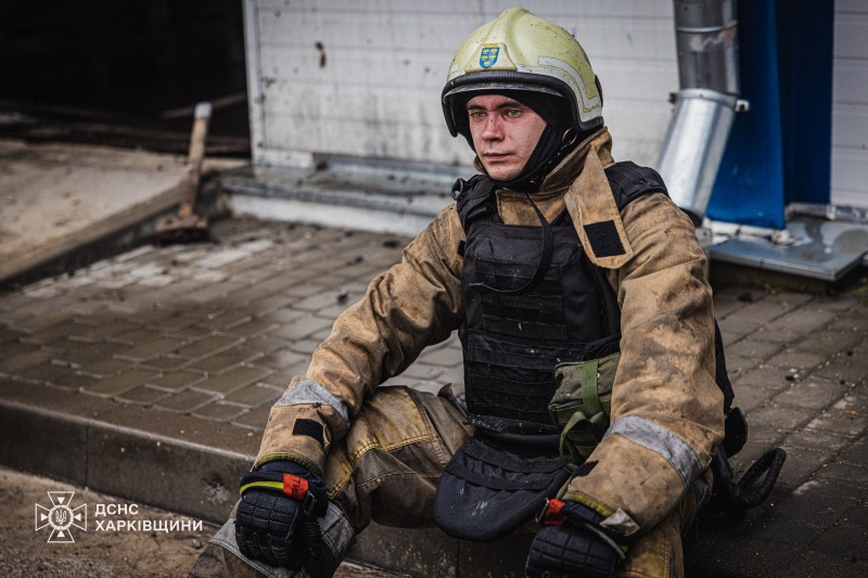 <p style="text-align: justify">12 ივლისის ღამეს რუსეთმა უკრაინას "შაჰედის" ტიპის თავდასხმის დრონებით და ფრთოსანი რაკეტებით შეუტია. დარტყმის ქვეშ აღმოჩნდა დასავლეთ უკრაინა.</p><p style="text-align: justify">რივნეს ოლქში საჰაერო თავდაცვის ძალებმა იმუშავეს და მტრის რამდენიმე სამიზნე გაანეიტრალეს. წინასწარი მონაცემებით, ადამიანები და ინფრასტრუქტურა არ დაზიანებულა.</p><p style="text-align: justify">12 ივლისის ღამეს, რუსეთის ჯარებმა ჩერნივცსა და მისი შემოგარენის მიმართულებით სარაკეტო იერიში მიიტანეს. თავდასხმის შედეგად, ერთდროულად რამდენიმე ადგილას ხანძარი გაჩნდა, არიან დაღუპულები და დაჭრილები. საგანგებო სიტუაციების სახელმწიფო სამსახურის ცნობით, ცეცხლის ქვეშ მოექცა ადმინისტრაციული შენობები, საცხოვრებელი შენობები, ორი არაფუნქციონირებადი ნაგებობა, ასევე ავტომობილები. წინასწარი მონაცემებით, ორი ადამიანი დაიღუპა, ოთხი მძიმედ დაშავდა, ათმა კი - მსუბუქი დაზიანებები მიიღო.</p><p style="text-align: justify">ღამით მასშტაბური თავდასხმა განხორციელდა ლვოვზე, რომელშიც გამოყენებული იყო როგორც „შაჰედები“, ასევე რაკეტები. ქალაქის მერმა ანდრეი სადოვიმ განაცხადა, რომ დაზიანდა შენობები. ამ დროისთვის ყველა ხანძარი ჩამქრალია. თავდასხმის შედეგად ოთხი ადამიანი დაშავდა.</p><p style="text-align: justify">ვოლინის ოლქში საჰაერო თავდასხმის განგაში ადგილობრივი დროით 2:21 საათზე გამოცხადდა. ლუცკიც მასშტაბური დარტყმის ქვეშ მოექცა - მტერმა ლუცკს ორი რაკეტით და 35 დრონით შეუტია. ქალაქში საჰაერო თავდაცვა მოქმედებდა და აფეთქებები ისმოდა. დაზიანებულია შენობები. დაშავებულები და დაღუპულები არ არიან.</p><p style="text-align: justify">კიროვოგრადის ოლქში ერთ-ერთ თემში თითქმის 10 კერძო სახლი დაზიანდა. დანგრეულია სახურავები, ჩამსხვრეულია ფანჯრები, კარები, ღობეები.</p><p style="text-align: justify">რაკეტები დაფიქსირდა ჩერნივცის ოლქშიც, თუმცა ზარალის შესახებ დეტალები მოგვიანებით გახდება ცნობილი.</p><p style="text-align: justify">საჰაერო თავდაცვა ამოქმედდა კროპივნიცკსა და ჩერკასში.</p><p style="text-align: justify">"საღამოდან დილამდე ჩვენმა ცის დამცველებმა მტრის მრავალი თავდასხმა მოიგერიეს. ჩერკასის ოლქში მათ რუსული რაკეტა გაანადგურეს და 20 უპილოტო საფრენი აპარატი გაანეიტრალეს. არავინ დაშავებულა. ეს ყველაზე მნიშვნელოვანია“, - განაცხადა ჩერკასის საოლქო ადმინისტრაციის ხელმძღვანელმა იგორ ტაბურეცმა</p><p style="text-align: justify">ჩერკასის ოლქში აფეთქების ტალღამ 8 კერძო სახლი დააზიანა. დაახლოებით 50 აბონენტი ელექტროენერგიის გარეშე დარჩა.</p><p style="text-align: justify">დარტყმების ქვეშ მხოლოდ უკრაინის დასავლეთ ქალაქები არ ყოფილა. მტერმა ხარკოვზე საჰაერო ბომბებით და "შაჰედებით“ შეუტია - სულ მცირე 10 დარტყმა განხორციელდა. სამი ადამიანი დაშავდა.</p>