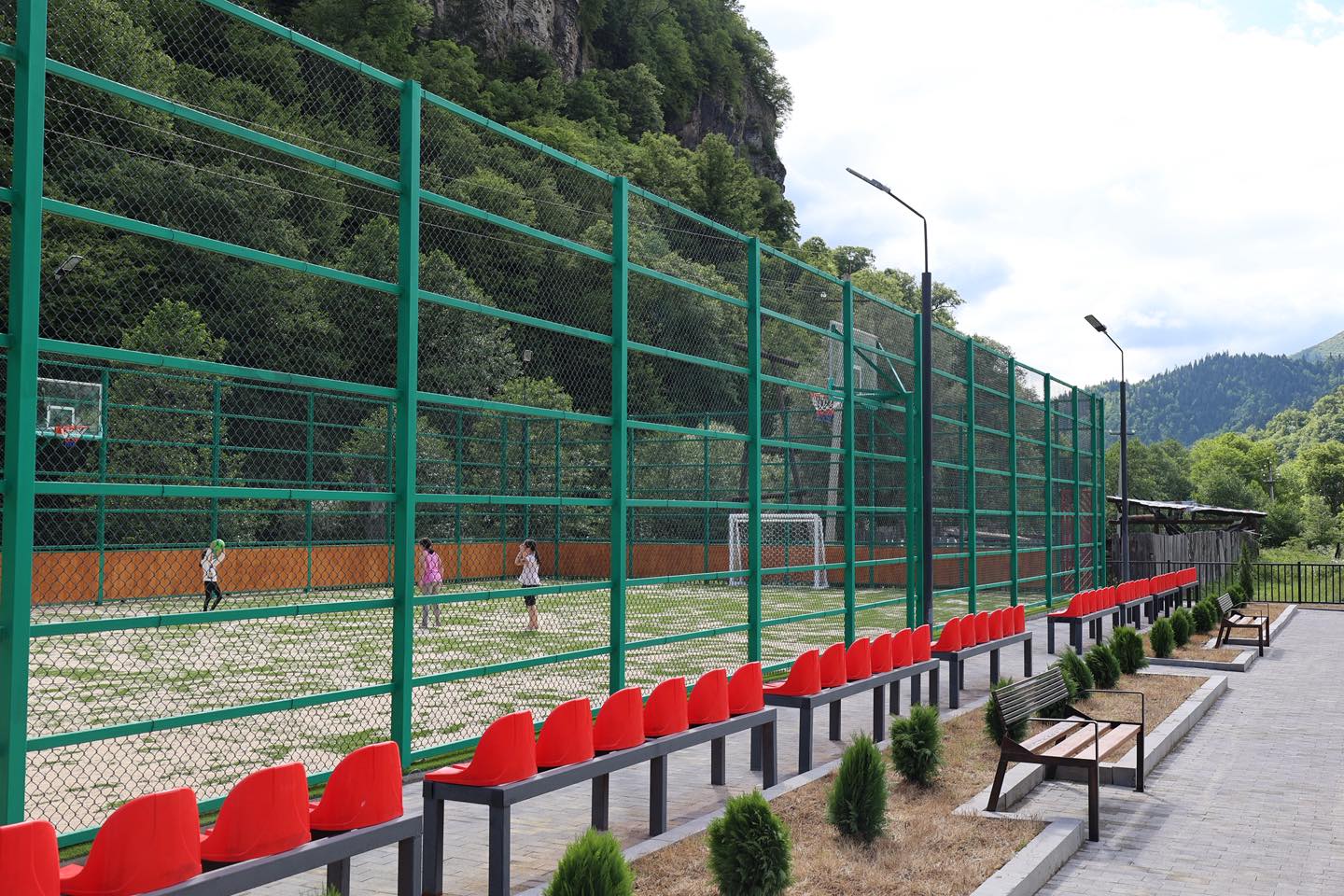 <p style="text-align: justify">საკურორტო სოფელ ტიმოთესუბანში სპორტული მოედნის და დასასვენებელი სივრცის მოწყობა დასრულდა.</p><p style="text-align: justify">ბორჯომის მუნიციპალიტეტის მერიის ინფორმაციით, პროექტის ფარგლებში, თანამედროვე სტანდარტების შესაბამისი სპორტული მოედანი მოეწყო. მოსასვენებელ სივრცეში გამწვანების სამუშაოები განხორციელდა, დამონტაჟდა გარე განათების ლამპიონები და საპარკო სკამები.</p><p style="text-align: justify">სამუშაოები ბორჯომის მუნიციპალიტეტის დაფინანსებით განხორციელდა.</p>