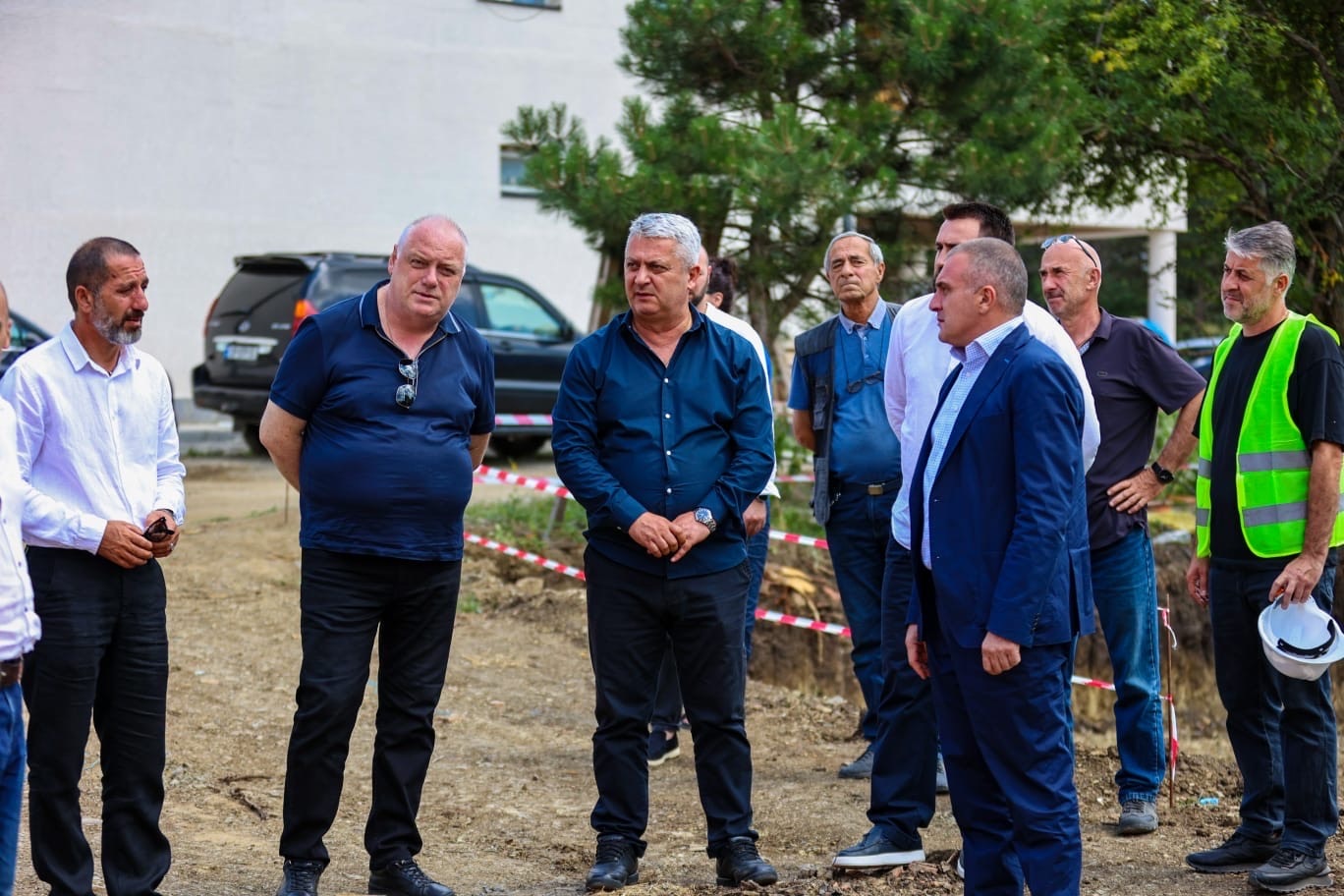 <p style="text-align: justify">თეთრიწყაროს მუნიციპალიტეტის სოფელ ღოუბანში 70 მოსწავლეზე გათვლილი ახალი სკოლის, ხოლო სოფელ ორბეთსა და ვაშლოვანში 75 აღსაზრდელზე გათვლილი ახალი საბავშვო ბაღის სამშენებლო სამუშაოები მიმდინარეობს.</p><p style="text-align: justify">მუნიციპალიტეტის მერიის ინფორმაციით, სოფელ ღოუბანში თანამედროვე საგანმანათლებლო სტანდარტების შესაბამისად მოწყობილ სკოლას ექნება ახალი ტექნოლოგიებით აღჭურვილი საკლასო ოთახები და ლაბორატორია, რაც მოზარდებს პრაქტიკული ცოდნის მიღების შესაძლებლობას მისცემს. გათვალისწინებულია, ასევე, ბიბლიოთეკის, სპორტული დარბაზისა და ღია მოედნების მოწყობა.</p><p style="text-align: justify">სოფელ ღოუბანის საჯარო სკოლა მსოფლიო ბანკისგან მიღებული სესხის ფარგლებში და სახელმწიფო ბიუჯეტის თანადაფინანსებით შენდება. პროექტის ღირებულება 4.3 მილიონ ლარს შეადგენს.</p><p style="text-align: justify">სოფელ ორბეთში თანამედროვე სტანდარტების შესაბამისი ბაღის შენობაში მოეწყობა სკოლამდელი განათლების მისაღებად აუცილებელი ყველა საჭირო ინფრასტრუქტურა. სასწავლო ოთახების გარდა, მოეწყობა საძინებლები, ადმინისტრაციული და სამზარეულოს ოთახები, შიდა და გარე სათამაშო სივრცეები და რეკრეაციული ზონა.</p><p style="text-align: justify">სამუშაოები ინფრასტრუქტურის მინისტრმა რევაზ სოხაძემ, მუნიციპალური განვითარების ფონდის აღმასრულებელმა დირექტორმა ბექა ურუშაძემ, ქვემო ქართლში სახელმწიფო რწმუნებულის მოადგილემ ნიკა კობახიძემ, თეთრიწყაროს მუნიციპალიტეტის მერმა გიორგი წიკლაურმა და ადგილობრივი ხელისუფლების წარმომადგენლებმა დაათვალიერეს.</p>