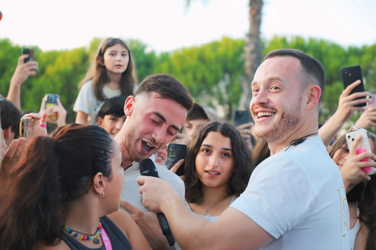 <p style="text-align: justify">"მუსიკალური საღამოების" ფარგლებში, ანაკლიაში ჯგუფი "ურსას“ კონცერტი გაიმართა. კონცერტის დასრულების შემდეგ სცენა DJ OTO-მ დაიკავა. ღონისძიება ზუგდიდის მერიის ორგანიზებით გაიმართა.</p><p style="text-align: justify">სეზონის გახსნასთან დაკავშირებით, ანაკლიაში სხვადასხვა სპორტული ღონისძიებები ჩატარდა.</p><p style="text-align: justify">დღეს, 19 ივლისს, ანაკლიაში "მუსიკალური საღამოები” ელენე ფოჩხუასა და ბენდის კონცერტით გაგრძელდება. კონცერტში ასევე, მონაწილეობენ სოფო პაპუაშვილი და მირზა მოდებაძე. ღონისძიება, შპს ,,Anaklia-Ganmukhuri Resorts”-ის და სამეგრელოს დანიშნულების ადგილის მართვის ორგანიზაციის (DMO) მხარდაჭერით გაიმართება.</p><p style="text-align: justify">ანაკლიაში "მუსიკალური საღამოები" 16 ივლისს "ქუჩის ბიჭების", მარიკა თხელიძის და ნინი ქარსილაძის მონაწილეობით დაიწყო, რომელიც კულტურის სამინისტროს ორგანიზებით ჩატარდა.</p>