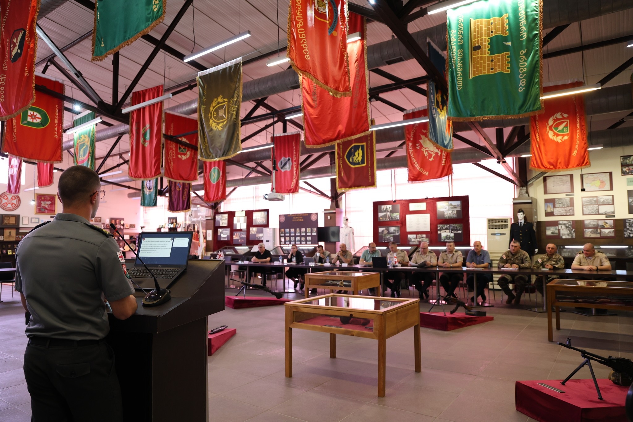 <p style="text-align: justify">ეროვნული თავდაცვის აკადემიაში საბაკალავრო ნაშრომების დაცვა განხორციელდა. იუნკერებმა კომისიის წევრებს წარუდგინეს ნაშრომები თავდაცვა და უსაფრთხოების, მენეჯმენტის და ინფორმატიკის საბაკალავრო საგანმანათლებლო პროგრამების მიმართულებით.</p><p style="text-align: justify">საკვალიფიკაციო ნაშრომების დაცვის პროცესი საინტერესოდ მიმდინარეობდა, საბაკალავრო თემები ეხებოდა ისეთ აქტუალურ და მნიშვნელოვან საკითხებს, როგორიცაა: ,,დიდი ძალების მეტოქეობა თანამედროვე საერთაშორისო სისტემაში“, ,,მაღალტექნოლოგიური კორპორაციების როლი საერთაშორისო პოლიტიკაში“, ,,ხელოვნური ინტელექტის როლი სატელიტური სისტემების ოპტიმიზაციასა და მართვაში“, ,,დიდ მონაცემთა დამუშავების სტრატეგიები და როლი სამხედრო საქმეში“, ,,ეფექტური მოლაპარაკებები და მანიპულაცია, როგორც წარმატების გასაღები“, ,,ლიდერობის ევოლუცია: სახეები, მოდელები და პიროვნული განვითარების გზები“ და სხვა.</p><p style="text-align: justify">საბაკალავრო ნაშრომების დაცვა იუნკერებს საშუალებას აძლევს მოახდინონ სწავლის განმავლობაში მიღებული ცოდნის შეჯამება, კვლევითი და პრაქტიკული უნარ-ჩვევების გამოვლენა. იუნკერებმა, რომლებმაც წარმატებით დაიცვეს საბაკალავრო ნაშრომები მოიპოვებენ ბაკალავრის აკადემიურ ხარისხს შესაბამის სპეციალობაში და შესაძლებლობა ექნებათ სწავლა განაგრძონ უმაღლესი განათლების მეორე საფეხურზე.</p>