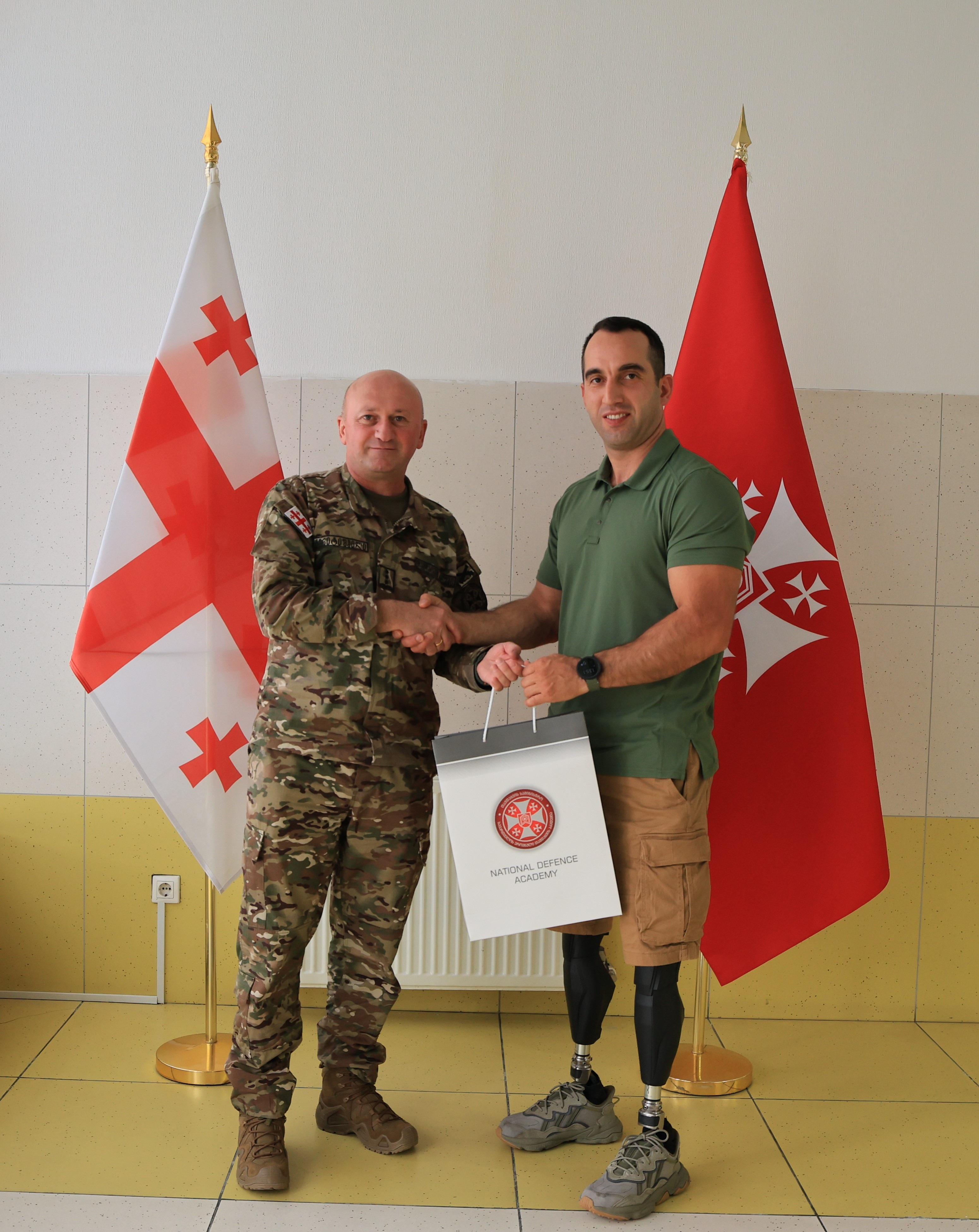 <p style="text-align: justify">ეროვნული თავდაცვის აკადემიაში დაჭრილ-დაშავებული სამხედროების კვირეულის ფარგლებში დაჭრილ მებრძოლებს ფასიანი საჩუქრები გადაეცათ.</p><p style="text-align: justify">აკადემიის რექტორმა ბრიგადის გენერალმა მამია ბალახაძემ დაჭრილ-დაშავებულ მებრძოლებს მიმართა და აღნიშნა ის დიდი ღვაწლი, რაც მათ გასწიეს სამშობლოს ნათელი და მშვიდობიანი მომავლის უზრუნველსაყოფად, ასევე რექტორმა ხაზი გაუსვა, რომ დაჭრილ-დაშავებულ მეომართა მსახური ეროვნული თავდაცვის აკადემიაში არის უდიდესი მოტივაციის მიმცემი თითოეული იუნკერისა და მსმენელისათვის.</p><p style="text-align: justify">დასასრულს რექტორმა დაჭრილ-დაშავებულ მებრძოლებს სამშობლოს სამსახურისთვის მადლობა გადაუხადა.</p>