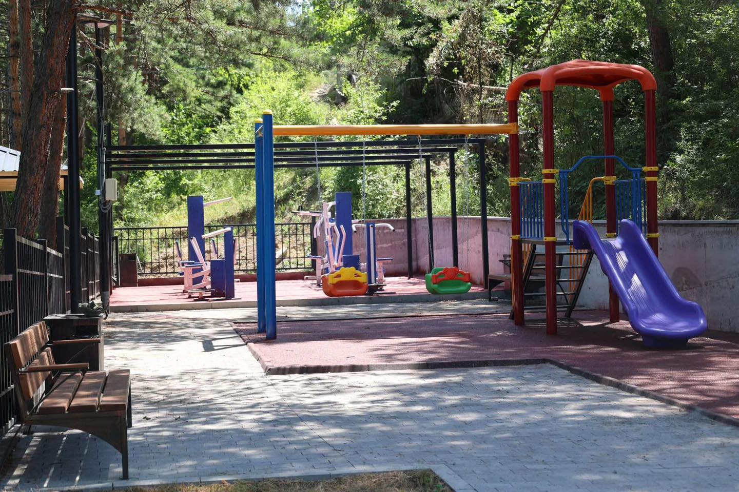 <p style="text-align: justify">ბორჯომის მუნიციპალიტეტი ქალაქში მოსასვენებელი და მწვანე სივრცეების მოწყობას განაგრძობს.</p><p style="text-align: justify">მუნიციპალიტეტის მერიის ინფორმაციით, გურამიშვილის ქუჩაზე დასრულდა სკვერის სარეაბილიტაციო სამუშაოები, სადაც ადგილობრივი მცხოვრებლები და დამსვენებლები განახლებული ინფრასტრუქტურით სარგებლობას შეძლებენ.</p><p style="text-align: justify">სამუშაოების ფარგლებში, მოეწყო ფანჩატური, სავარჯიშო ინფრასტრუქტურა და ბავშვთა გასართობი სივრცე.</p>