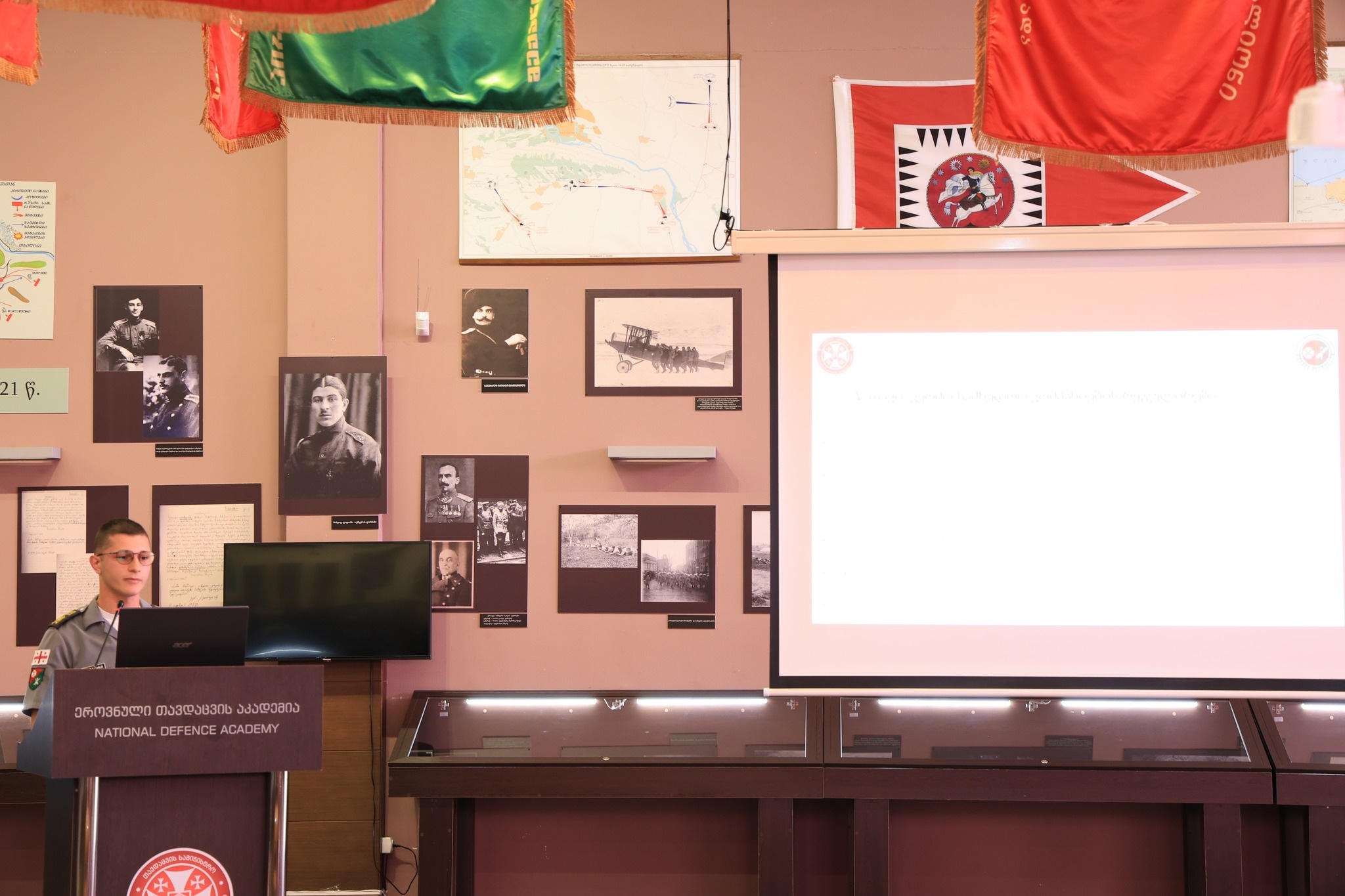 <p style="text-align: justify">ეროვნული თავდაცვის აკადემიაში საბაკალავრო ნაშრომების დაცვა განხორციელდა. იუნკერებმა კომისიის წევრებს წარუდგინეს ნაშრომები თავდაცვა და უსაფრთხოების, მენეჯმენტის და ინფორმატიკის საბაკალავრო საგანმანათლებლო პროგრამების მიმართულებით.</p><p style="text-align: justify">საკვალიფიკაციო ნაშრომების დაცვის პროცესი საინტერესოდ მიმდინარეობდა, საბაკალავრო თემები ეხებოდა ისეთ აქტუალურ და მნიშვნელოვან საკითხებს, როგორიცაა: ,,დიდი ძალების მეტოქეობა თანამედროვე საერთაშორისო სისტემაში“, ,,მაღალტექნოლოგიური კორპორაციების როლი საერთაშორისო პოლიტიკაში“, ,,ხელოვნური ინტელექტის როლი სატელიტური სისტემების ოპტიმიზაციასა და მართვაში“, ,,დიდ მონაცემთა დამუშავების სტრატეგიები და როლი სამხედრო საქმეში“, ,,ეფექტური მოლაპარაკებები და მანიპულაცია, როგორც წარმატების გასაღები“, ,,ლიდერობის ევოლუცია: სახეები, მოდელები და პიროვნული განვითარების გზები“ და სხვა.</p><p style="text-align: justify">საბაკალავრო ნაშრომების დაცვა იუნკერებს საშუალებას აძლევს მოახდინონ სწავლის განმავლობაში მიღებული ცოდნის შეჯამება, კვლევითი და პრაქტიკული უნარ-ჩვევების გამოვლენა. იუნკერებმა, რომლებმაც წარმატებით დაიცვეს საბაკალავრო ნაშრომები მოიპოვებენ ბაკალავრის აკადემიურ ხარისხს შესაბამის სპეციალობაში და შესაძლებლობა ექნებათ სწავლა განაგრძონ უმაღლესი განათლების მეორე საფეხურზე.</p>