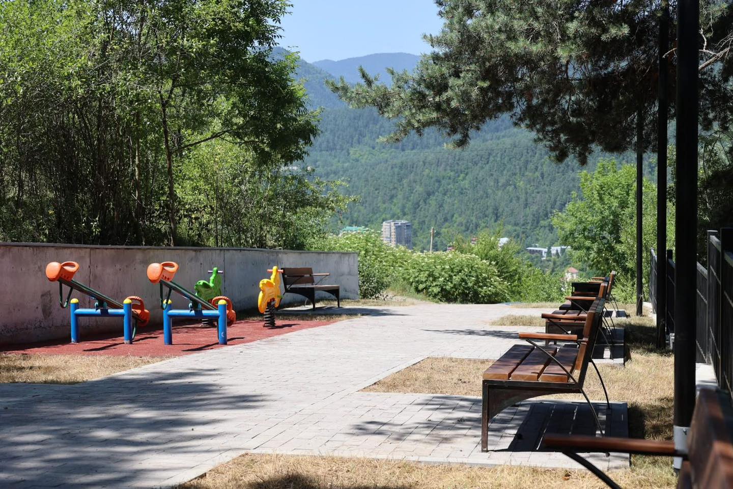 <p style="text-align: justify">ბორჯომის მუნიციპალიტეტი ქალაქში მოსასვენებელი და მწვანე სივრცეების მოწყობას განაგრძობს.</p><p style="text-align: justify">მუნიციპალიტეტის მერიის ინფორმაციით, გურამიშვილის ქუჩაზე დასრულდა სკვერის სარეაბილიტაციო სამუშაოები, სადაც ადგილობრივი მცხოვრებლები და დამსვენებლები განახლებული ინფრასტრუქტურით სარგებლობას შეძლებენ.</p><p style="text-align: justify">სამუშაოების ფარგლებში, მოეწყო ფანჩატური, სავარჯიშო ინფრასტრუქტურა და ბავშვთა გასართობი სივრცე.</p>