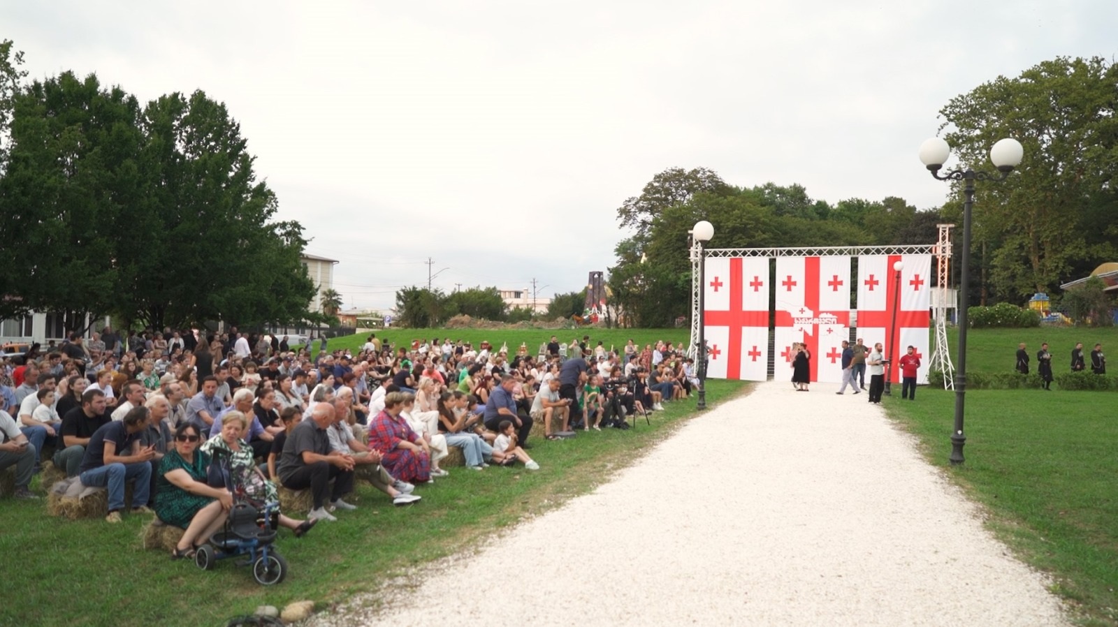 <p style="text-align: justify">ზუგდიდში პოლიკარპე ხუბულავას სახელობის ფოლკლორის V საერთაშორისო ფესტივალი "კოლხი და...“ ჩატარდა.</p><p style="text-align: justify">&nbsp;ფესტივალი 14 ივლისს, უფლისწულ ნიკო დადიანის სასახლეში, საქართველოს სახალხო არტისტის, ლოტბარისა და საზოგადო მოღვაწის ჯემალ ჭკუასელის 90 წლის იუბილესადმი მიძღვნილი გამოფენითა და კონცერტით - ,,ჯემალ ჭკუასელი 90“ გაიხსნა.</p><p style="text-align: justify">გამოფენაზე წარმოდგენილი იყო უნიკალური საოჯახო ფოტოები და ვიდეომასალა.</p><p style="text-align: justify">გამოფენა ხელოვნების სასახლისა და დადიანების სასახლის მუზეუმების თანამშრომლობით მოეწყო და ივლისის ბოლომდე გაგრძელდება.</p><p style="text-align: justify">ფესტივალი გალა-კონცერტით დაიხურა, რომელშიც უცხოური და ქართული სახელმწიფო აკადემიური და მუნიციპალური ფოლკლორული ანსამბლები მონაწილეობდნენ. მოეწყო ტრადიციული რეწვის ოსტატების გამოფენა-გაყიდვა.</p><p style="text-align: justify">"წელს უკვე მეხუთედ ჩატარდა ძალიან ლამაზ ტრადიციად ჩამოყალიბებული პოლიკარპე ხუბულავას ფოლკლორის საერთაშორისო ფესტივალი. ამ დღისთვის განსაკუთრებულად ემზადება ზუგდიდი. ძალიან დიდი მადლობა მინდა გადავუხადო ფესტივალის ყველა მონაწილეს, ყველა ანსამბლს. &nbsp;</p><p style="text-align: justify">ძალიან მნიშვნელოვანია, რომ ჩვენს ჰანგებს სიყვარულით ვუგზავნით აფხაზ და-ძმებს. დარწმუნებული ვართ, რომ სწორედ ჩვენი საერთო კულტურა, საერთო სამშობლო კიდევ ერთხელ გაგვაერთიანებს და ერთად ვიზრუნებთ ჩვენი ქვეყნის მომავალი განვითარებისთვის”, - განაცხადა ზუგდიდის მერმა მამუკა წოწერიამ.</p><p style="text-align: justify">ღონისძიების წამყვანი იყო საქართველოს ხელოვნების სასახლის დირექტორი გიორგი კალანდია.</p><p style="text-align: justify">პოლიკარპე ხუბულავას სახელობის ფოლკლორის V საერთაშორისო ფესტივალი "კოლხი და...“ ზუგდიდის მუნიციპალიტეტის მერიის მხარდაჭერითა და ზუგდიდის მუნიციპალიტეტის ხელოვნებისა და კულტურის განვითარების ცენტრის ინიციატივით დაფუძნდა.</p><p style="text-align: justify">ფესტივალის პრიორიტეტია ქართული ხალხური სიმღერების ავთენტურობის და საშემსრულებლო მანერის შენარჩუნება, შემოქმედებითი განვითარება, გამორჩეული ინდივიდუალური შემსრულებლებისა და ანსამბლების გამოვლენა, ფოლკლორის უნიკალური ნიმუშების გაცნობა-პოპულარიზაცია.</p><p style="text-align: justify">ფესტივალის ფარგლებში ყოველწლიურად ეწყობა ღვაწლმოსილი ლოტბარების, ინდივიდუალური შემსრულებლების, ფოლკლორული ანსამბლების ფოტოგამოფენა და ტრადიციული რეწვის ოსტატების ნამუშევრების გამოფენა-გაყიდვა.</p><p style="text-align: justify">&nbsp;</p>