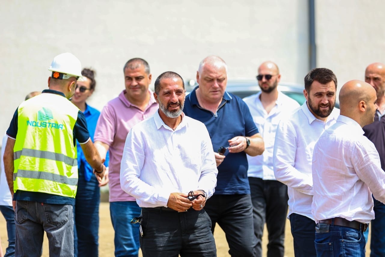 <p style="text-align: justify">თეთრიწყაროს მუნიციპალიტეტის სოფელ ღოუბანში 70 მოსწავლეზე გათვლილი ახალი სკოლის, ხოლო სოფელ ორბეთსა და ვაშლოვანში 75 აღსაზრდელზე გათვლილი ახალი საბავშვო ბაღის სამშენებლო სამუშაოები მიმდინარეობს.</p><p style="text-align: justify">მუნიციპალიტეტის მერიის ინფორმაციით, სოფელ ღოუბანში თანამედროვე საგანმანათლებლო სტანდარტების შესაბამისად მოწყობილ სკოლას ექნება ახალი ტექნოლოგიებით აღჭურვილი საკლასო ოთახები და ლაბორატორია, რაც მოზარდებს პრაქტიკული ცოდნის მიღების შესაძლებლობას მისცემს. გათვალისწინებულია, ასევე, ბიბლიოთეკის, სპორტული დარბაზისა და ღია მოედნების მოწყობა.</p><p style="text-align: justify">სოფელ ღოუბანის საჯარო სკოლა მსოფლიო ბანკისგან მიღებული სესხის ფარგლებში და სახელმწიფო ბიუჯეტის თანადაფინანსებით შენდება. პროექტის ღირებულება 4.3 მილიონ ლარს შეადგენს.</p><p style="text-align: justify">სოფელ ორბეთში თანამედროვე სტანდარტების შესაბამისი ბაღის შენობაში მოეწყობა სკოლამდელი განათლების მისაღებად აუცილებელი ყველა საჭირო ინფრასტრუქტურა. სასწავლო ოთახების გარდა, მოეწყობა საძინებლები, ადმინისტრაციული და სამზარეულოს ოთახები, შიდა და გარე სათამაშო სივრცეები და რეკრეაციული ზონა.</p><p style="text-align: justify">სამუშაოები ინფრასტრუქტურის მინისტრმა რევაზ სოხაძემ, მუნიციპალური განვითარების ფონდის აღმასრულებელმა დირექტორმა ბექა ურუშაძემ, ქვემო ქართლში სახელმწიფო რწმუნებულის მოადგილემ ნიკა კობახიძემ, თეთრიწყაროს მუნიციპალიტეტის მერმა გიორგი წიკლაურმა და ადგილობრივი ხელისუფლების წარმომადგენლებმა დაათვალიერეს.</p>