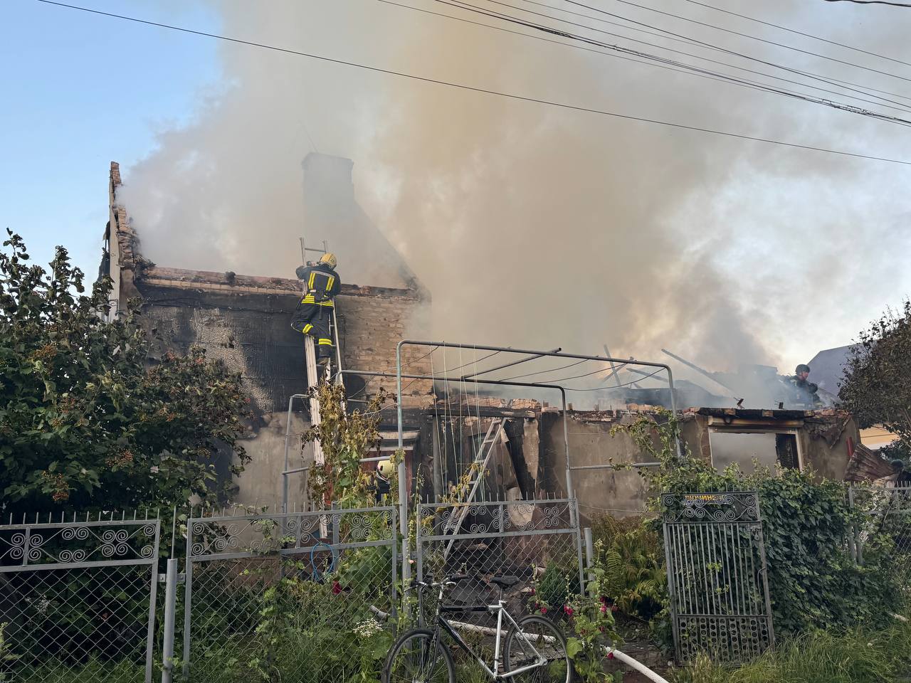 <p style="text-align: justify">12 ივლისის ღამეს რუსეთმა უკრაინას "შაჰედის" ტიპის თავდასხმის დრონებით და ფრთოსანი რაკეტებით შეუტია. დარტყმის ქვეშ აღმოჩნდა დასავლეთ უკრაინა.</p><p style="text-align: justify">რივნეს ოლქში საჰაერო თავდაცვის ძალებმა იმუშავეს და მტრის რამდენიმე სამიზნე გაანეიტრალეს. წინასწარი მონაცემებით, ადამიანები და ინფრასტრუქტურა არ დაზიანებულა.</p><p style="text-align: justify">12 ივლისის ღამეს, რუსეთის ჯარებმა ჩერნივცსა და მისი შემოგარენის მიმართულებით სარაკეტო იერიში მიიტანეს. თავდასხმის შედეგად, ერთდროულად რამდენიმე ადგილას ხანძარი გაჩნდა, არიან დაღუპულები და დაჭრილები. საგანგებო სიტუაციების სახელმწიფო სამსახურის ცნობით, ცეცხლის ქვეშ მოექცა ადმინისტრაციული შენობები, საცხოვრებელი შენობები, ორი არაფუნქციონირებადი ნაგებობა, ასევე ავტომობილები. წინასწარი მონაცემებით, ორი ადამიანი დაიღუპა, ოთხი მძიმედ დაშავდა, ათმა კი - მსუბუქი დაზიანებები მიიღო.</p><p style="text-align: justify">ღამით მასშტაბური თავდასხმა განხორციელდა ლვოვზე, რომელშიც გამოყენებული იყო როგორც „შაჰედები“, ასევე რაკეტები. ქალაქის მერმა ანდრეი სადოვიმ განაცხადა, რომ დაზიანდა შენობები. ამ დროისთვის ყველა ხანძარი ჩამქრალია. თავდასხმის შედეგად ოთხი ადამიანი დაშავდა.</p><p style="text-align: justify">ვოლინის ოლქში საჰაერო თავდასხმის განგაში ადგილობრივი დროით 2:21 საათზე გამოცხადდა. ლუცკიც მასშტაბური დარტყმის ქვეშ მოექცა - მტერმა ლუცკს ორი რაკეტით და 35 დრონით შეუტია. ქალაქში საჰაერო თავდაცვა მოქმედებდა და აფეთქებები ისმოდა. დაზიანებულია შენობები. დაშავებულები და დაღუპულები არ არიან.</p><p style="text-align: justify">კიროვოგრადის ოლქში ერთ-ერთ თემში თითქმის 10 კერძო სახლი დაზიანდა. დანგრეულია სახურავები, ჩამსხვრეულია ფანჯრები, კარები, ღობეები.</p><p style="text-align: justify">რაკეტები დაფიქსირდა ჩერნივცის ოლქშიც, თუმცა ზარალის შესახებ დეტალები მოგვიანებით გახდება ცნობილი.</p><p style="text-align: justify">საჰაერო თავდაცვა ამოქმედდა კროპივნიცკსა და ჩერკასში.</p><p style="text-align: justify">"საღამოდან დილამდე ჩვენმა ცის დამცველებმა მტრის მრავალი თავდასხმა მოიგერიეს. ჩერკასის ოლქში მათ რუსული რაკეტა გაანადგურეს და 20 უპილოტო საფრენი აპარატი გაანეიტრალეს. არავინ დაშავებულა. ეს ყველაზე მნიშვნელოვანია“, - განაცხადა ჩერკასის საოლქო ადმინისტრაციის ხელმძღვანელმა იგორ ტაბურეცმა</p><p style="text-align: justify">ჩერკასის ოლქში აფეთქების ტალღამ 8 კერძო სახლი დააზიანა. დაახლოებით 50 აბონენტი ელექტროენერგიის გარეშე დარჩა.</p><p style="text-align: justify">დარტყმების ქვეშ მხოლოდ უკრაინის დასავლეთ ქალაქები არ ყოფილა. მტერმა ხარკოვზე საჰაერო ბომბებით და "შაჰედებით“ შეუტია - სულ მცირე 10 დარტყმა განხორციელდა. სამი ადამიანი დაშავდა.</p>