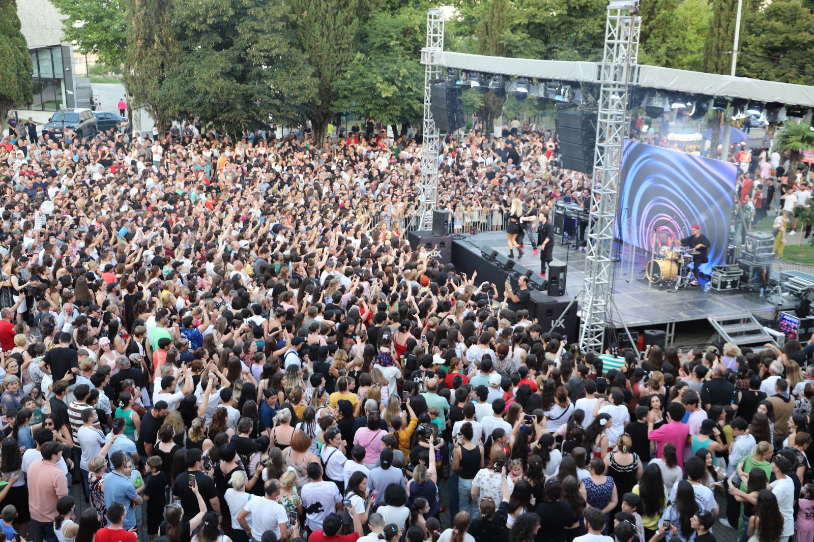 <p style="text-align: justify">26 ივლისს თერჯოლაში &nbsp;ლეგენდარული ჯგუფის Boney-M-ის &nbsp;კონცერტი გაიმართა.</p><p style="text-align: justify">მუსიკალური ღონისძიების ფარგლებში, Boney-M -ის &nbsp;განახლებულმა შემადგენლობამ, თერჯოლაში შეკრებილი საზოგადოებისთვის, &nbsp;ყველა &nbsp;ის კომპოზიცია გააჟღერა, რომლებიც ათწლეულებია ოქროს ჰიტებად იქცა &nbsp;მთელი მსოფლიოს მასშტაბით.&nbsp;</p><p style="text-align: justify">"აღსანიშნავია, რომ ჯგუფი &nbsp;Boney-M &nbsp;ჰიტებმა, &nbsp;70-80 წლების ყველა მუსიკალური ჩარტი დაიპყრო და ისინი დღემდე &nbsp;ინარჩუნებენ ამ პოპულარობას სხვადასხვა თაობის &nbsp;მსმენელში. თერჯოლაში &nbsp;დაუვიწყარ საღამოს ადგილობრივებთან ერთად ასობით ჩამოსული სტუმარი ადევნებდა თვალს.&nbsp;</p><p style="text-align: justify">ყველასთვის ნაცნობმა მუსიკამ &nbsp;და საყვარელმა სიმღერებმა &nbsp;ერთი განსაკუთრებული და დასამახსოვრებელი მუსიკალური საღამო აჩუქა ქართველ მსმენელს.&nbsp;</p><p style="text-align: justify">კონცერტი &nbsp;ადგილობრივი ბიზნესის წარმომადგენლების ფინანსური მხარდაჭერით და თერჯოლის მუნიციპალიტეტის მერიის ორგანიზებით ჩატარდა", - აცხადებენ მუნიციპალიტეტის მერიაში.</p>