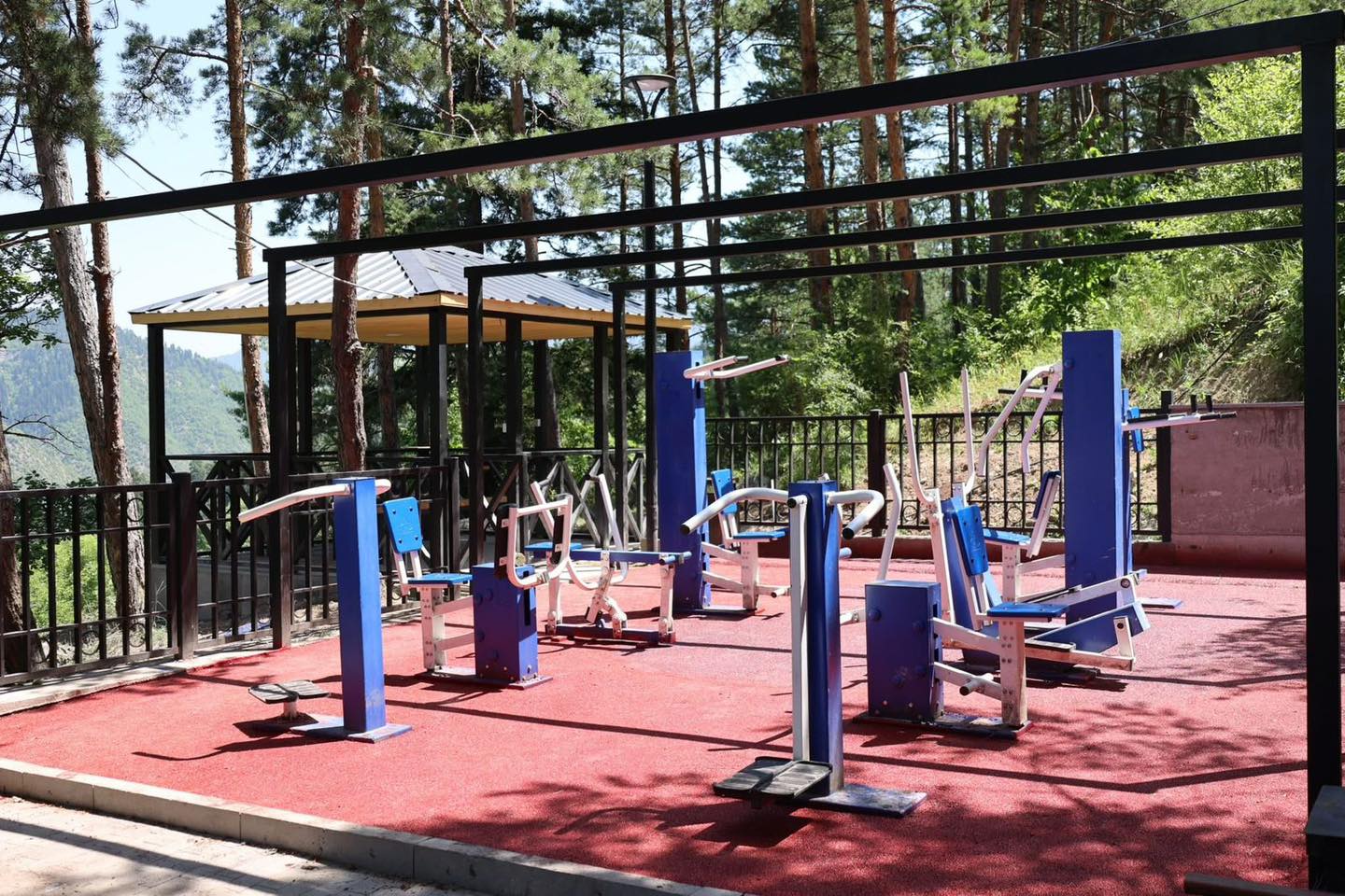 <p style="text-align: justify">ბორჯომის მუნიციპალიტეტი ქალაქში მოსასვენებელი და მწვანე სივრცეების მოწყობას განაგრძობს.</p><p style="text-align: justify">მუნიციპალიტეტის მერიის ინფორმაციით, გურამიშვილის ქუჩაზე დასრულდა სკვერის სარეაბილიტაციო სამუშაოები, სადაც ადგილობრივი მცხოვრებლები და დამსვენებლები განახლებული ინფრასტრუქტურით სარგებლობას შეძლებენ.</p><p style="text-align: justify">სამუშაოების ფარგლებში, მოეწყო ფანჩატური, სავარჯიშო ინფრასტრუქტურა და ბავშვთა გასართობი სივრცე.</p>