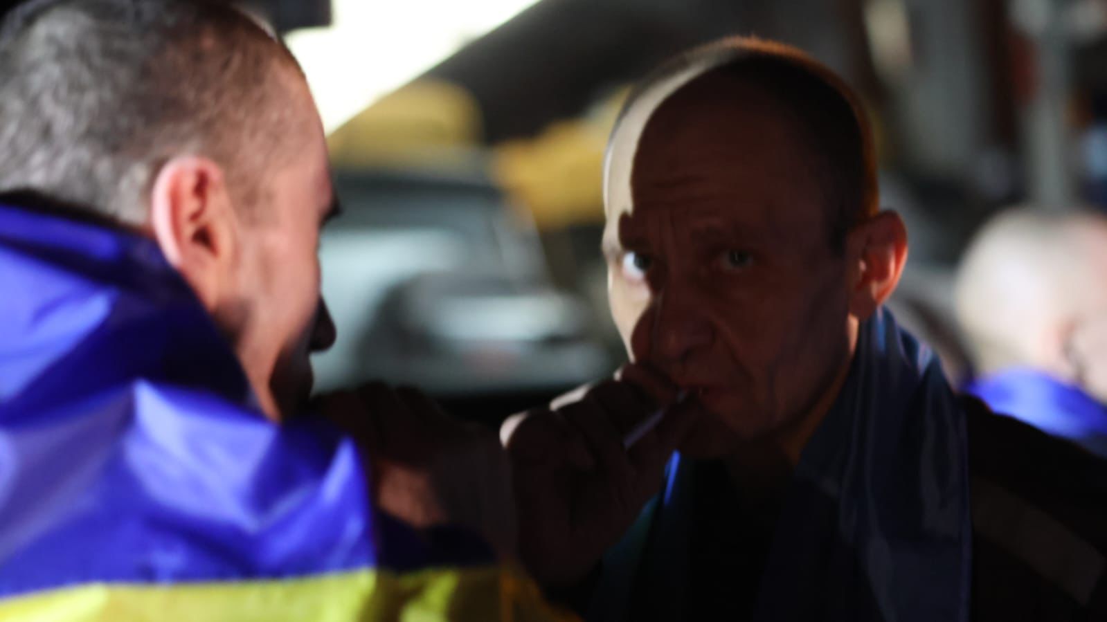 <p style="text-align: justify">უკრაინას და რუსეთს შორის ტყვეების გაცვლის მორიგი ეტაპი შედგა.</p><p style="text-align: justify">ეს უკვე სტამბოლის წინა შეთანხმებების ფარგლებში მეცხრე გაცვლაა.&nbsp;</p><p style="text-align: justify">უკრაინის პრეზიდენტის ვოლოდიმირ ზელენსკის თქმით, სახლებში მძიმედ დაავადებული და მძიმედ დაჭრილი დამცველები დაბრუნდნენ.&nbsp;</p><p style="text-align: justify">"დღეს დაბრუნებული ჯარისკაცები ფრონტის სხვადასხვა მიმართულებით იცავდნენ უკრაინას. მათი მნიშვნელოვანი რაოდენობა სამ წელზე მეტი ხნის განმავლობაში ტყვეობაში იმყოფებოდა. ყველა მიიღებს საჭირო მხარდაჭერას და სამედიცინო მომსახურებას“, - განაცხადა პრეზიდენტმა.</p><p style="text-align: justify">სტამბოლში მიმდინარე წლის მაისში გამართული მოლაპარაკებების პირველი რაუნდის დროს უკრაინა და რუსეთი შეთანხმდნენ ტყვეების მასშტაბურ გაცვლაზე 1000/1000-ზე. ეს შეთანხმება სამ ეტაპად - 23-დან 25 მაისამდე განხორციელდა. ეს გახდა ერთ-ერთი ყველაზე მასშტაბური გაცვლა სრულმასშტაბიანი ომის დაწყების შემდეგ. უკვე 2 ივნისს, თურქეთში გამართული მოლაპარაკებების მეორე რაუნდის დროს, მხარეებმა მიაღწიეს ახალ შეთანხმებას - ყველა მძიმედ დაჭრილის, მძიმედ დაავადებულის, ასევე 18-დან 25 წლამდე ასაკის სამხედრო ტყვეების გაცვლის შესახებ. ამ შეთანხმებების ფარგლებში, ივნისის დასაწყისიდან რვა გაცვლა უკვე განხორციელდა - 9, 10, 12, 14, 19, 20 და 26 რიცხვებში, ასევე 4 ივლისს.</p>