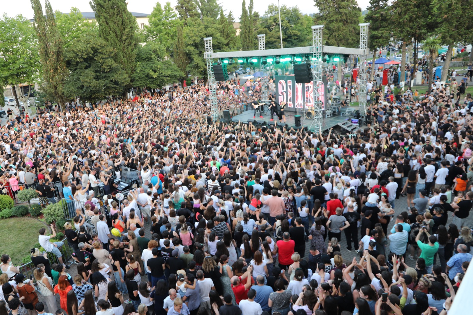 <p style="text-align: justify">26 ივლისს თერჯოლაში &nbsp;ლეგენდარული ჯგუფის Boney-M-ის &nbsp;კონცერტი გაიმართა.</p><p style="text-align: justify">მუსიკალური ღონისძიების ფარგლებში, Boney-M -ის &nbsp;განახლებულმა შემადგენლობამ, თერჯოლაში შეკრებილი საზოგადოებისთვის, &nbsp;ყველა &nbsp;ის კომპოზიცია გააჟღერა, რომლებიც ათწლეულებია ოქროს ჰიტებად იქცა &nbsp;მთელი მსოფლიოს მასშტაბით.&nbsp;</p><p style="text-align: justify">"აღსანიშნავია, რომ ჯგუფი &nbsp;Boney-M &nbsp;ჰიტებმა, &nbsp;70-80 წლების ყველა მუსიკალური ჩარტი დაიპყრო და ისინი დღემდე &nbsp;ინარჩუნებენ ამ პოპულარობას სხვადასხვა თაობის &nbsp;მსმენელში. თერჯოლაში &nbsp;დაუვიწყარ საღამოს ადგილობრივებთან ერთად ასობით ჩამოსული სტუმარი ადევნებდა თვალს.&nbsp;</p><p style="text-align: justify">ყველასთვის ნაცნობმა მუსიკამ &nbsp;და საყვარელმა სიმღერებმა &nbsp;ერთი განსაკუთრებული და დასამახსოვრებელი მუსიკალური საღამო აჩუქა ქართველ მსმენელს.&nbsp;</p><p style="text-align: justify">კონცერტი &nbsp;ადგილობრივი ბიზნესის წარმომადგენლების ფინანსური მხარდაჭერით და თერჯოლის მუნიციპალიტეტის მერიის ორგანიზებით ჩატარდა", - აცხადებენ მუნიციპალიტეტის მერიაში.</p>