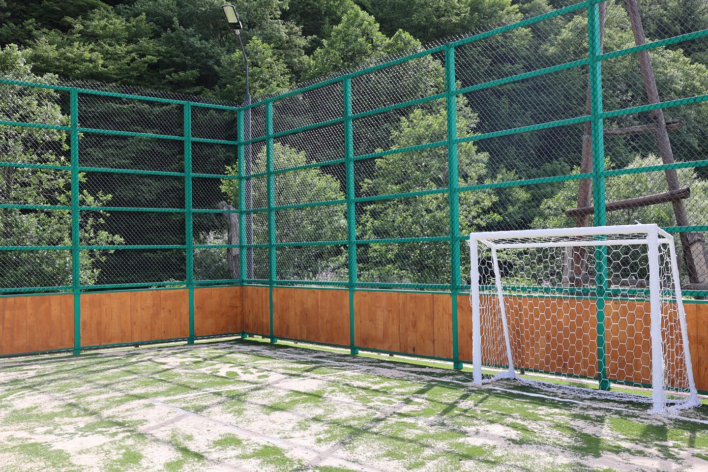 <p style="text-align: justify">საკურორტო სოფელ ტიმოთესუბანში სპორტული მოედნის და დასასვენებელი სივრცის მოწყობა დასრულდა.</p><p style="text-align: justify">ბორჯომის მუნიციპალიტეტის მერიის ინფორმაციით, პროექტის ფარგლებში, თანამედროვე სტანდარტების შესაბამისი სპორტული მოედანი მოეწყო. მოსასვენებელ სივრცეში გამწვანების სამუშაოები განხორციელდა, დამონტაჟდა გარე განათების ლამპიონები და საპარკო სკამები.</p><p style="text-align: justify">სამუშაოები ბორჯომის მუნიციპალიტეტის დაფინანსებით განხორციელდა.</p>