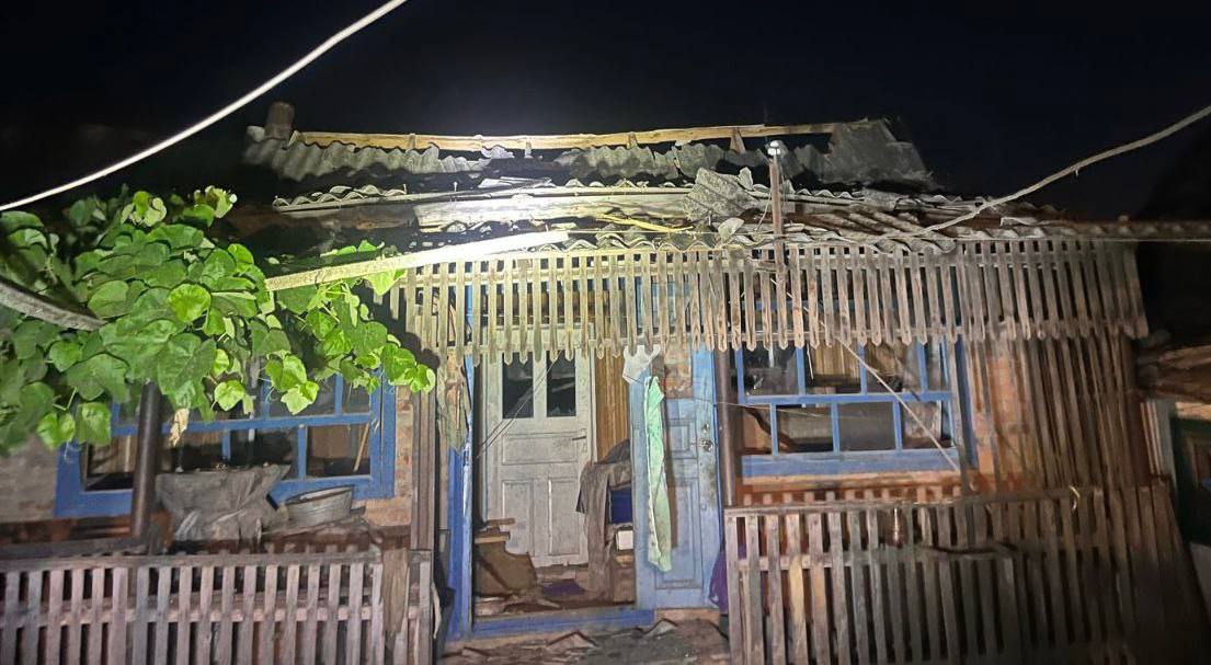 <p style="text-align: justify">12 ივლისის ღამეს რუსეთმა უკრაინას "შაჰედის" ტიპის თავდასხმის დრონებით და ფრთოსანი რაკეტებით შეუტია. დარტყმის ქვეშ აღმოჩნდა დასავლეთ უკრაინა.</p><p style="text-align: justify">რივნეს ოლქში საჰაერო თავდაცვის ძალებმა იმუშავეს და მტრის რამდენიმე სამიზნე გაანეიტრალეს. წინასწარი მონაცემებით, ადამიანები და ინფრასტრუქტურა არ დაზიანებულა.</p><p style="text-align: justify">12 ივლისის ღამეს, რუსეთის ჯარებმა ჩერნივცსა და მისი შემოგარენის მიმართულებით სარაკეტო იერიში მიიტანეს. თავდასხმის შედეგად, ერთდროულად რამდენიმე ადგილას ხანძარი გაჩნდა, არიან დაღუპულები და დაჭრილები. საგანგებო სიტუაციების სახელმწიფო სამსახურის ცნობით, ცეცხლის ქვეშ მოექცა ადმინისტრაციული შენობები, საცხოვრებელი შენობები, ორი არაფუნქციონირებადი ნაგებობა, ასევე ავტომობილები. წინასწარი მონაცემებით, ორი ადამიანი დაიღუპა, ოთხი მძიმედ დაშავდა, ათმა კი - მსუბუქი დაზიანებები მიიღო.</p><p style="text-align: justify">ღამით მასშტაბური თავდასხმა განხორციელდა ლვოვზე, რომელშიც გამოყენებული იყო როგორც „შაჰედები“, ასევე რაკეტები. ქალაქის მერმა ანდრეი სადოვიმ განაცხადა, რომ დაზიანდა შენობები. ამ დროისთვის ყველა ხანძარი ჩამქრალია. თავდასხმის შედეგად ოთხი ადამიანი დაშავდა.</p><p style="text-align: justify">ვოლინის ოლქში საჰაერო თავდასხმის განგაში ადგილობრივი დროით 2:21 საათზე გამოცხადდა. ლუცკიც მასშტაბური დარტყმის ქვეშ მოექცა - მტერმა ლუცკს ორი რაკეტით და 35 დრონით შეუტია. ქალაქში საჰაერო თავდაცვა მოქმედებდა და აფეთქებები ისმოდა. დაზიანებულია შენობები. დაშავებულები და დაღუპულები არ არიან.</p><p style="text-align: justify">კიროვოგრადის ოლქში ერთ-ერთ თემში თითქმის 10 კერძო სახლი დაზიანდა. დანგრეულია სახურავები, ჩამსხვრეულია ფანჯრები, კარები, ღობეები.</p><p style="text-align: justify">რაკეტები დაფიქსირდა ჩერნივცის ოლქშიც, თუმცა ზარალის შესახებ დეტალები მოგვიანებით გახდება ცნობილი.</p><p style="text-align: justify">საჰაერო თავდაცვა ამოქმედდა კროპივნიცკსა და ჩერკასში.</p><p style="text-align: justify">"საღამოდან დილამდე ჩვენმა ცის დამცველებმა მტრის მრავალი თავდასხმა მოიგერიეს. ჩერკასის ოლქში მათ რუსული რაკეტა გაანადგურეს და 20 უპილოტო საფრენი აპარატი გაანეიტრალეს. არავინ დაშავებულა. ეს ყველაზე მნიშვნელოვანია“, - განაცხადა ჩერკასის საოლქო ადმინისტრაციის ხელმძღვანელმა იგორ ტაბურეცმა</p><p style="text-align: justify">ჩერკასის ოლქში აფეთქების ტალღამ 8 კერძო სახლი დააზიანა. დაახლოებით 50 აბონენტი ელექტროენერგიის გარეშე დარჩა.</p><p style="text-align: justify">დარტყმების ქვეშ მხოლოდ უკრაინის დასავლეთ ქალაქები არ ყოფილა. მტერმა ხარკოვზე საჰაერო ბომბებით და "შაჰედებით“ შეუტია - სულ მცირე 10 დარტყმა განხორციელდა. სამი ადამიანი დაშავდა.</p>