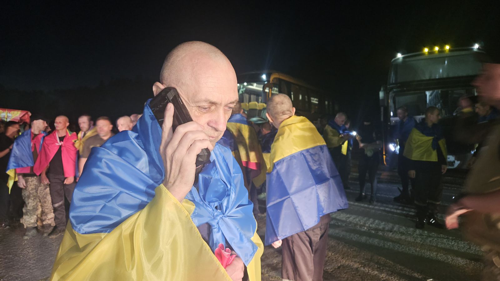 <p style="text-align: justify">უკრაინას და რუსეთს შორის ტყვეების გაცვლის მორიგი ეტაპი შედგა.</p><p style="text-align: justify">ეს უკვე სტამბოლის წინა შეთანხმებების ფარგლებში მეცხრე გაცვლაა.&nbsp;</p><p style="text-align: justify">უკრაინის პრეზიდენტის ვოლოდიმირ ზელენსკის თქმით, სახლებში მძიმედ დაავადებული და მძიმედ დაჭრილი დამცველები დაბრუნდნენ.&nbsp;</p><p style="text-align: justify">"დღეს დაბრუნებული ჯარისკაცები ფრონტის სხვადასხვა მიმართულებით იცავდნენ უკრაინას. მათი მნიშვნელოვანი რაოდენობა სამ წელზე მეტი ხნის განმავლობაში ტყვეობაში იმყოფებოდა. ყველა მიიღებს საჭირო მხარდაჭერას და სამედიცინო მომსახურებას“, - განაცხადა პრეზიდენტმა.</p><p style="text-align: justify">სტამბოლში მიმდინარე წლის მაისში გამართული მოლაპარაკებების პირველი რაუნდის დროს უკრაინა და რუსეთი შეთანხმდნენ ტყვეების მასშტაბურ გაცვლაზე 1000/1000-ზე. ეს შეთანხმება სამ ეტაპად - 23-დან 25 მაისამდე განხორციელდა. ეს გახდა ერთ-ერთი ყველაზე მასშტაბური გაცვლა სრულმასშტაბიანი ომის დაწყების შემდეგ. უკვე 2 ივნისს, თურქეთში გამართული მოლაპარაკებების მეორე რაუნდის დროს, მხარეებმა მიაღწიეს ახალ შეთანხმებას - ყველა მძიმედ დაჭრილის, მძიმედ დაავადებულის, ასევე 18-დან 25 წლამდე ასაკის სამხედრო ტყვეების გაცვლის შესახებ. ამ შეთანხმებების ფარგლებში, ივნისის დასაწყისიდან რვა გაცვლა უკვე განხორციელდა - 9, 10, 12, 14, 19, 20 და 26 რიცხვებში, ასევე 4 ივლისს.</p>