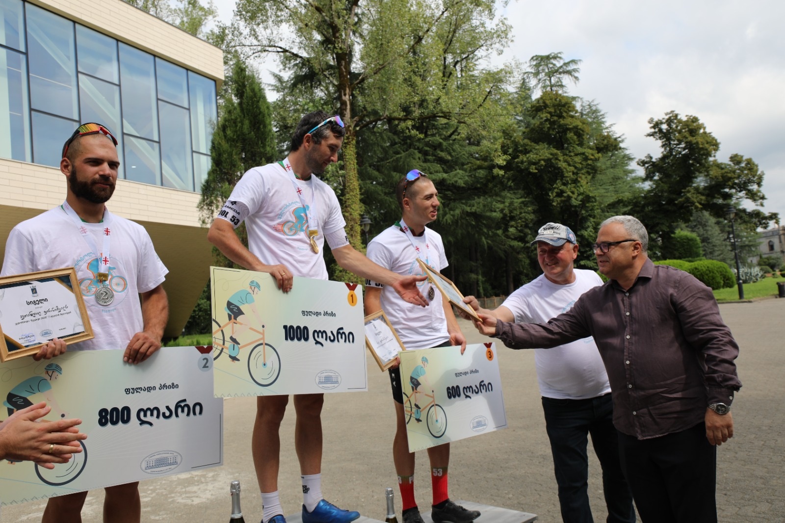 <p style="text-align: justify">ახალგაზრდობის საერთაშორისო დღესთან დაკავშირებით, ზუგდიდის მუნიციპალიტეტის მერიის ორგანიზებით, ველომარათონი გაიმართა.</p><p style="text-align: justify">ველომარათონმა სტარტი ჭითაწყარის ადმინისტრაციულ ერთეულში აიღო და მერაბ კოსტავას სახელობის ზუგდიდის N2 საჯარო სკოლის მიმდებარედ დასრულდა.</p><p style="text-align: justify">ველომარათონში 30-მდე ველომრბოლელი მონაწილეობდა, მათ შორის იყვნენ მონაწილეები სხვადასხვა მუნიციპალიტეტებიდან.</p><p style="text-align: justify">გამარჯვებულებს სპეციალური პრიზები და ფულადი ჯილდო ზუგდიდის მერმა მამუკა წოწერიამ და მერის პირველმა მოადგილემ, კონსტანტინე კაკავამ გადასცეს.</p><p style="text-align: justify">ადგილები შემდეგნაირად გადანაწილდა:</p><p style="text-align: justify">პირველი ადგილი ბათუმელმა გიორგი სუვაძოგლუმ დაიკავა, რომელსაც 1000 ლარი გადაეცა.</p><p style="text-align: justify">მეორე - მესამე ადგილები მცხეთელმა ძმებმა ნიკა და ავთანდილ ფირანიშვილებმა გადაინაწილეს (ფულადი ჯილდო 800 და 600 ლარი).</p><p style="text-align: justify">ღონისძიებას თბილისის ველოსპორტის კავშირის პრეზიდენტი დავით ასკურავა ესწრებოდა.</p><p style="text-align: justify">დღის განმავლობაში, ახალგაზრდობის საერთაშორისო დღესთან დაკავშირებით, მოსწავლე ახალგაზრდობის სასახლის ორგანიზებით, სხვადასხვა ღონისძიებები გაიმართება. მათ შორის, სპორტული აქტივობები და ფერების ფესტივალი.</p>