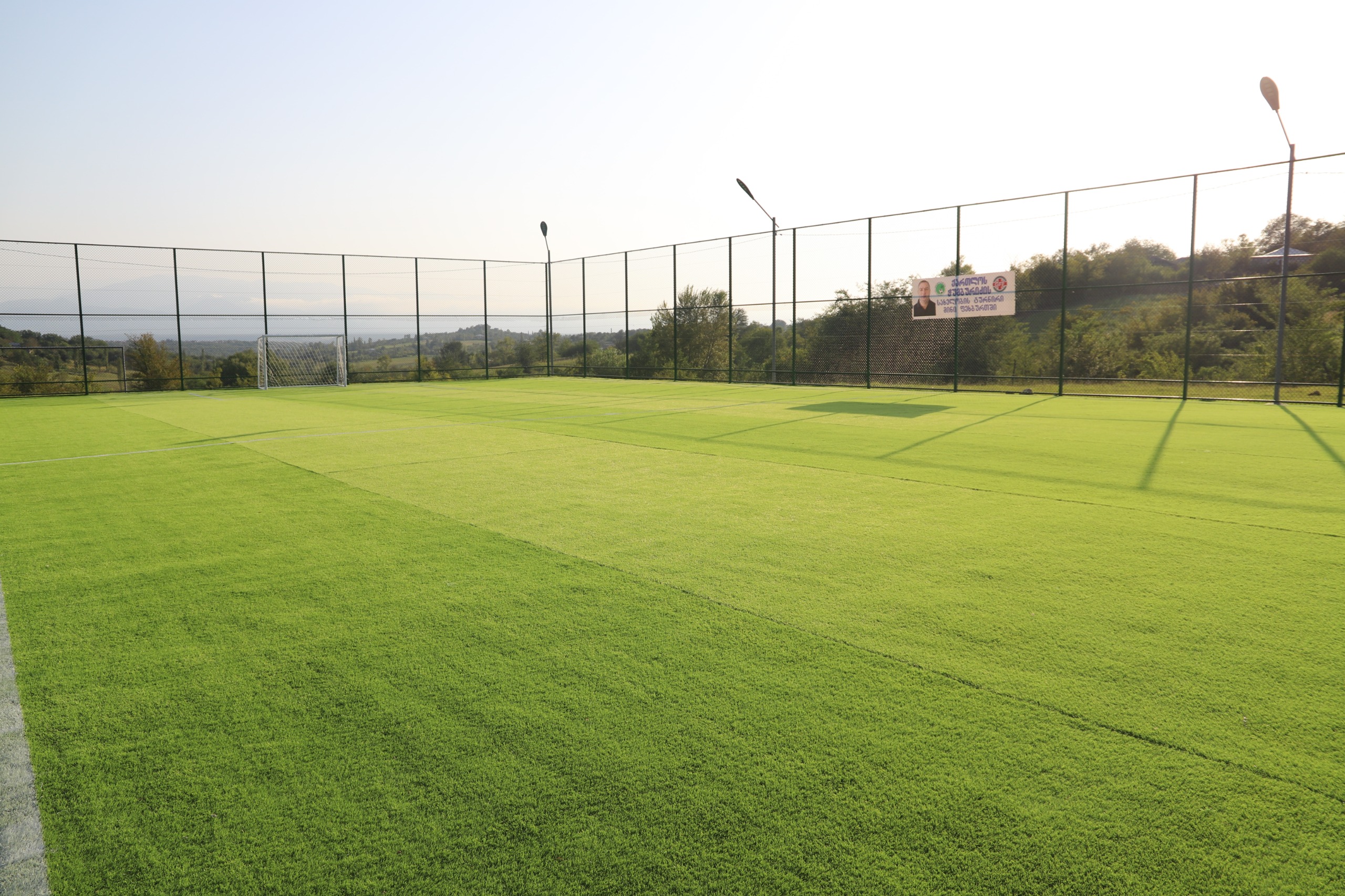 <p style="text-align: justify">თერჯოლის მუნიციპალიტეტის სოფელ სათემოში ახალი მინი მოედანი გაიხსნა, სადაც მინი ფეხბურთში ქართლოს ჭუმბურიძის სახელობის მე-11 ტურნირი დაიწყო.</p><p style="text-align: justify">ტრადიციულ ტურნირზე, ქართლოს ჭუმბურიძის თასის დასაუფლებლად წელს 10 გუნდი იბრძოლებს. ტურნირის ფინალი 9 სექტემბერს გაიმართება.&nbsp;</p><p style="text-align: justify">მუნიციპალიტეტის მერიის ინფორმაციით, ბარდუბნის ადმინისტრაციულ ერთეულში შემავალი სოფლის მოსახლეობას, ახალი მინი მოედნის დაპირება მუნიციპალიტეტის მერმა მანუჩარ რობაქიძემ გასულ წელს, ტურნირის ფინალზე მისცა. პროექტი ადგილობრივი ბიუჯეტიდან გამოყოფილი &nbsp;თანხით დაფინანსდა, მისი ღირებულება 137550 ლარია. პროექტის ფარგლებში დამონტაჟდა 100 სკამი. სარეაბილიტაციო სამუშაოები შეასრულა შპს "უნივერსალ ჯორჯიამ".</p>