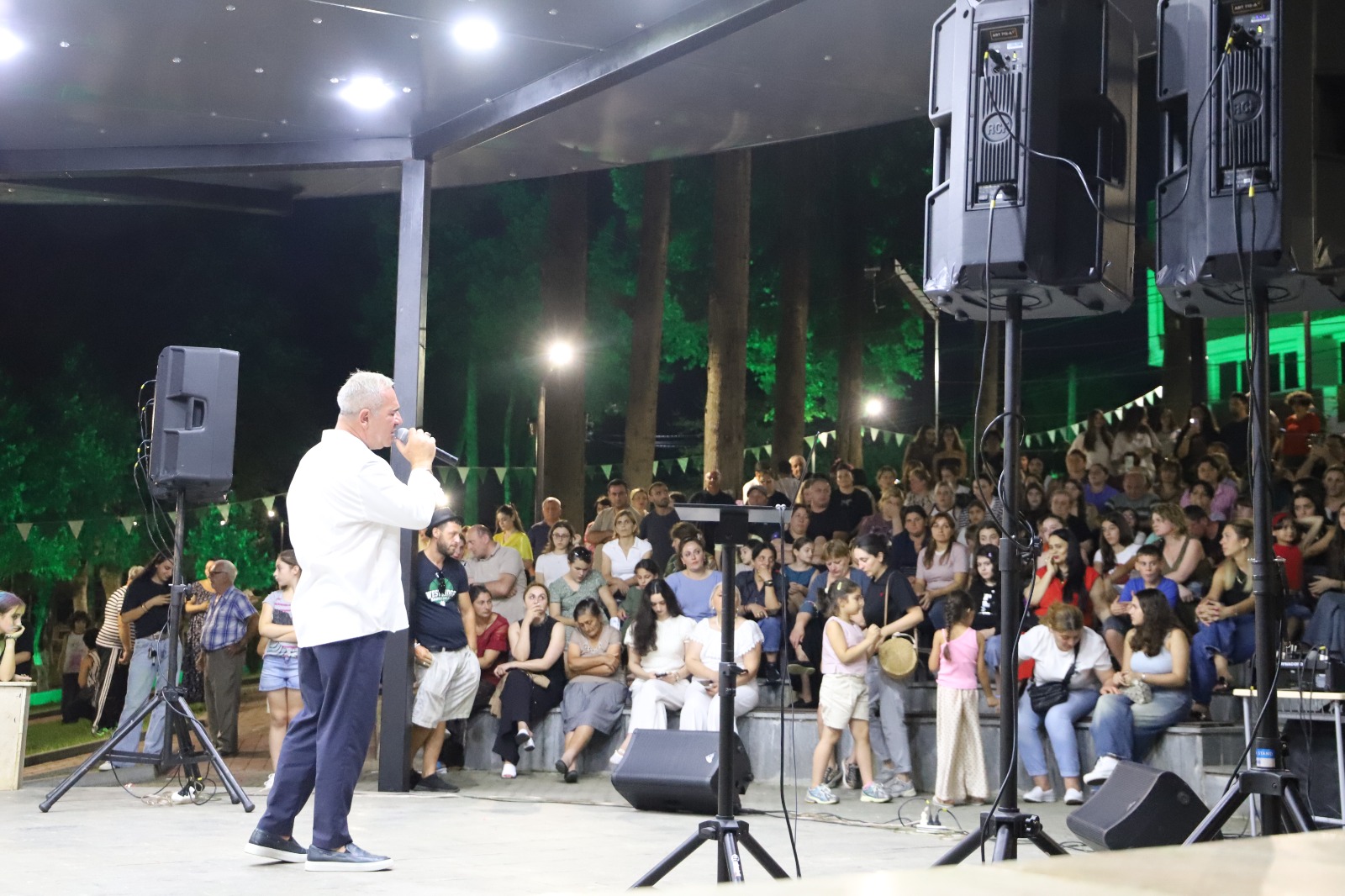 <p style="text-align: justify">ახალგაზრდობის საერთაშორისო დღესთან დაკავშირებით თერჯოლაში მუნიციპალიტეტის მერიის განათლების, კულტურის, სპორტის და ახალგაზრდულ საქმეთა სამსახურის ორგანიზებით, მრავალფეროვანი ღონისძიებები ჩატარდა.&nbsp;</p><p style="text-align: justify">მუნიციპალიტეტის მერიის ინფორმაციით, ღონისძიებების ფარგლებში გაიმართა პრეზენტაცია "ხელოვნური ინტელექტისა“ და "მომავლის ტექნოლოგიების“ შესახებ, ასევე მოეწყო "დრონების შოუ“ და მომავლის ტექნოლოგიების გამოფენა/ჩვენება, რომელიც დაინტერესებულ ახალგაზრდებს, მოსწავლე - ახალგაზრდობის მუნიციპალური ცენტრის რობოტექნიკის &nbsp;კლუბის კოორდინატორმა - &nbsp;ერეკლე კირკიტაძემ წარუდგინა.</p><p style="text-align: justify">"სკოლის მოსწავლეთა ჩართულობით გაიმართა საინტერესო ინტელექტუალური თამაში "გაიცანი შენი ქალაქი“, რომელშიც 20-ზე მეტი მონაწილე შეეჯიბრა ერთმანეთს, გამოვლინდნენ &nbsp;და სიგელებით დაჯილდოვდნენ გამარჯვებულები.</p><p style="text-align: justify">თერჯოლაში, ახალგაზრდობის საერთაშორისო დღეს, მთელი დღის განმავლობაში მიმდინარეობდა &nbsp;სპორტულ - გასართობი &nbsp;და შემეცნებითი აქტივობები: შაშში, ჭადრაკში, მაგიდის ჩოგბურთში, ასფალტზე ხატვაში, სახის მოხატვას და ბუშტების შოუზე.</p><p style="text-align: justify">ღონისძიებების კულმინაცია იყო „ფერების ფესტივალი“, აღსანიშნავია რომ ფესტივალი თერჯოლაში, პირველად ჩატარდა და ბავშვების დიდი მოწონება დაიმსახურა, ახალგაზრდების &nbsp;მხიარულ განწყობაზე &nbsp;ფესტივალის წამყვანმა და დიჯეიმ იზრუნეს.</p><p style="text-align: justify">ღონისძიებების დასასრულს კი თავისი რეპერტუარით &nbsp;თერჯოლელი მსმენელის წინაშე, ქართული ესტრადის ვარსკვლავი თემურ თათარაშვილი წარდგა. საქართველოს კულტურის სამინისტროს ეგიდით გამართულ&nbsp;სოლო კონცერტზე, მომღერლის შესრულებულმა კარგად ნაცნობი ჰიტებმა, ყველა თაობის &nbsp;მაყურებლის განსაკუთრებული ოვაციები დაიმსახურა", - აღნიშნულია ინფორმაციაში.</p>