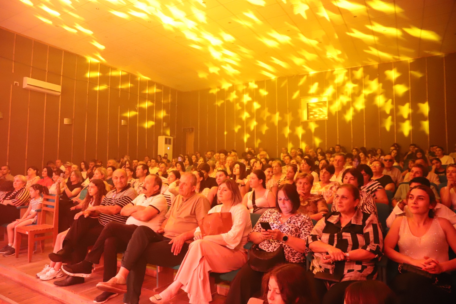 <p style="text-align: justify">27 აგვისტოს, თერჯოლაში, "მუსიკალური ზაფხული 2025“-ის კონცერტების სერიის ფარგლებში კიდევ ერთი ღონისძიება მოეწყო.</p><p style="text-align: justify">მასში მონაწილეობდნენ მუსიკალური შემსრულებლები: დათუნა სირბილაძე,ელენე ფოჩხუა, ნინუცა ბედიაშვილი, მერაბ ვარდოსანიძე და სოფო პაპუაშვილი. საღამო ნიკოლოზ წულუკიძეს მიჰყავდა.</p><p style="text-align: justify">ღონისძიებას, რომელიც თერჯოლის კულტურის სახლის დარბაზში ჩატარდა, ადგილობრივებთან ერთად, მუნიციპალიტეტის მერი მანუჩარ რობაქიძე დაესწრო.</p><p style="text-align: justify">კონცერტი საქართველოს კულტურის სამინისტროს მხარდაჭერით ჩატარდა.</p>