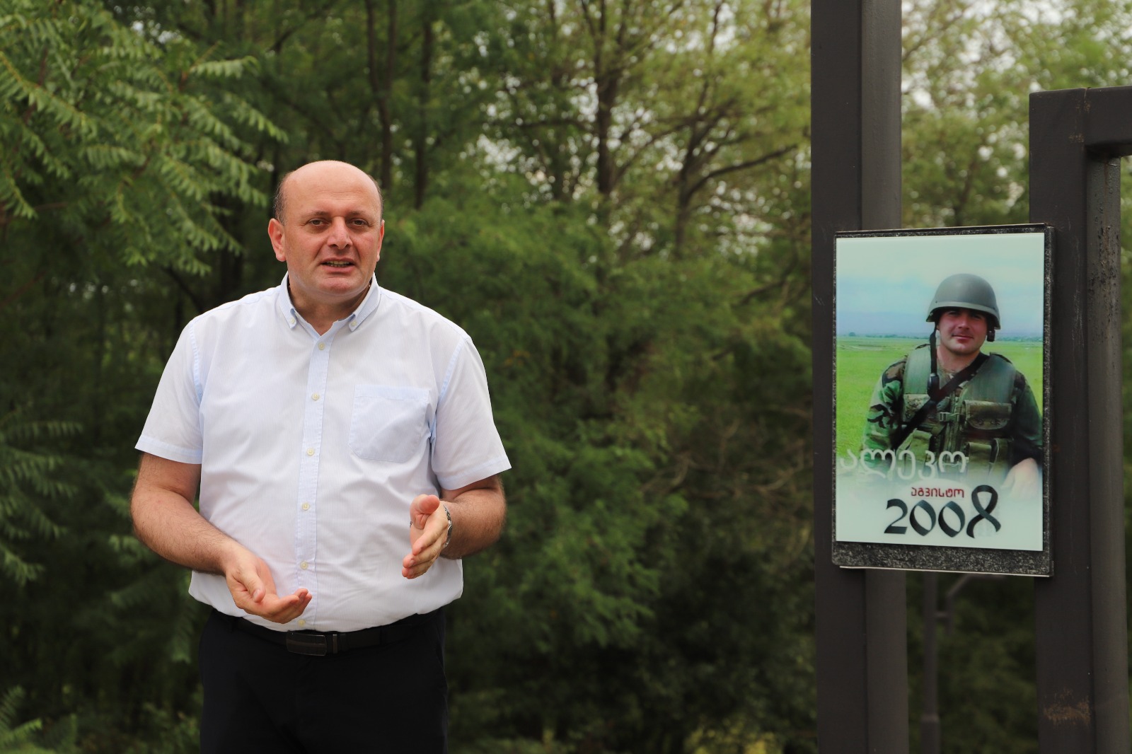 <p style="text-align: justify">თერჯოლაში აგვისტოს ომში გარდაცვლილი გმირები გაიხსენეს.</p><p style="text-align: justify">თერჯოლის მუნიციპალიტეტის მერმა მანუჩარ რობაქიძემ და საკრებულოს თავმჯდომარე გიორგი ბარათაშვილმა&nbsp; 8 აგვისტოს ომში დაღუპულ გმირებს პატივი მიაგეს.</p><p style="text-align: justify">ხელმძღვანელმა პირებმა,ადგილობრივი თვითმმართველობის წარმომადგენლებთან, სამხედრო პირებსა და ოჯახის წევრებთან &nbsp;ერთად გვირგვინებით და ყვავილებით შეამკეს სოფელ ღვანკითში ვალერი გოგნაძის მემორიალი, სოფელ ძევრში უშანგი (შმაგი) სოფრომაძის მემორიალი, სოფელ ზედა სიმონეთში ალია ბარდაველიძის მემორიალი, ხოლო სოფელ კვახჭირსა და ჭოგნარში კი გიგა სახელაშვილის და ბადრი ბასილაძის საფლავები და წუთიერი დუმილით პატივი მიაგეს გარდაცვლილი გმირების ნათელ ხსოვნას. თერჯოლისა და ტყიბულის ეპარქიის სასულიერო პირებმა კი გმირთა სულების &nbsp;მოსახსენებელი პანაშვიდი გადაიხადეს.</p><p style="text-align: justify">2008 წლის რუსეთ-საქართველოს ომში თერჯოლის მუნიციპალიტეტიდან 5 მებრძოლი დაიღუპა: ვალერი გოგნაძე, ალია ბარდაველიძე, უშანგი სოფრომაძე, გიგა სახელაშვილი და ბადრი ბასილაძე.</p><p style="text-align: justify">მუნიციპალიტეტის მერის ინიციატივით, ადგილობრივი ბიუჯეტიდან გმირების ოჯახებს ფულადი დახმარება გადაეცემათ.</p><p style="text-align: justify">ქვეყნის მთელ ტერიტორიაზე, აგვისტოს ომში &nbsp;დაღუპულთა ხსოვნის პატივსაცემად, სახელმწიფო დროშები დაშვებულია ადმინისტრაციულ შენობებზე და საზღვარგარეთ საქართველოს დიპლომატიურ წარმომადგენლობებში.</p>