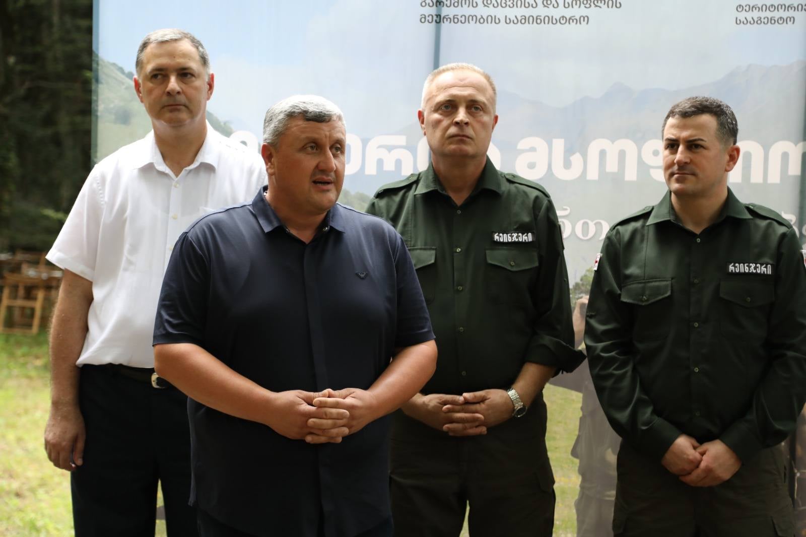 <p style="text-align: justify">ღონისძიებაში იმერეთის მღვიმეების დაცული ტერიტორიების, კვერეთის აღკვეთილის, მარტვილისა და ოკაცეს ბუნების ძეგლების, აჯამეთის აღკვეთილისა და რაჭის ეროვნული პარკის ადმინისტრაციის თანამშრომლები მონაწილეობდნენ.&nbsp;</p><p style="text-align: justify">რეინჯერებს პროფესიული დღე მიულოცეს იმერეთის მღვიმეების დაცული ტერიტორიების ადმინისტრაციის დირექტორმა ჯუმბერ ლელაძემ, დაცული ტერიტორიების სააგენტოს თავმჯდომარის მოადგილემ დავით იოსებაშვილმა, იმერეთში სახელმწიფო რწმუნებულის ადგილობრივი თვითმმართველობის ორგანოებთან ურთიერთობის სამსახურის უფროსმა დავით გორდელაძემ, წყალტუბოს მერის პირველმა მოადგილემ გრიგოლ ყურაშვილმა, საკრებულოს თავმჯდომარის პირველმა &nbsp;მოადგილემ &nbsp;კობა გურეშიძემ და მოადგილემ სერგო კირკიტაძემ.</p><p style="text-align: justify">ღონისძიების ფარგლებში დაჯილდოვდა 24 რეინჯერი, ასევე, წარმოდგენილი იყო რეინჯერების სპეციალური აღჭურვილობა და გამოფენილი იყო &nbsp;ფოტონამუშევრები, რომლებიც რეინჯერთა საქმიანობასა და გარემოს დაცვის მნიშვნელობას ასახავდა.</p><p style="text-align: justify">ღონისძიების მიზანი იყო რეინჯერთა ღვაწლის დაფასება და საზოგადოების ინფორმირება მათი საქმიანობის მნიშვნელობის შესახებ.</p>