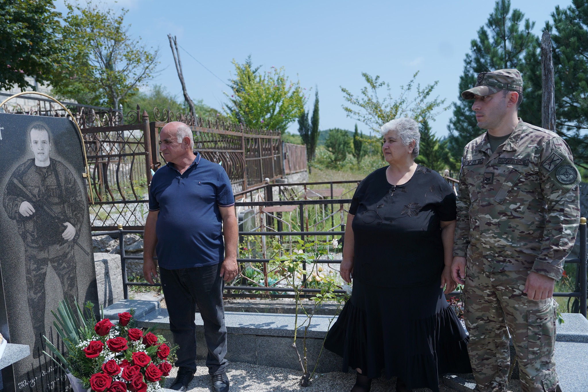 <p style="text-align: justify">2008 წლის აგვისტოს ომიდან 17 წელი გავიდა.</p><p style="text-align: justify">ჭიათურის მუნიციპალიტეტის მერმა გივი მოდებაძემ, საკრებულოს თავმჯდომარის პირველმა მოადგილემ დავით ლაბაძემ, მერის პირველმა მოადგილემ დავით წერეთელმა, მერის მოადგილემ დავით ბიწაძემ, საქართველოს თავდაცვის სამინისტროს ეროვნული სააგენტოს სამხედრო აღრიცხვის, გაწვევისა და რეკრუტირების იმერეთის, ჭიათურის მუნიციპალური განყოფილების უფროსის მოადგილემ ბათუ ღვალაძემ და ადგილობრივი ხელისუფლების წარმომადგენლებმა შინდისის ბრძოლაში დაღუპული გმირის შმაგი კუპატაძის საფლავი გვირგვინით შეამკეს და მის ხსოვნას პატივი მიაგეს.</p><p style="text-align: justify">შმაგი კუპატაძე ჭიათურის მუნიციპალიტეტის სოფელ ღვითორში 1986 წლის 11 სექტემბერს დაიბადა.</p><p style="text-align: justify">სავალდებულო სამხედრო სამსახურის გავლის შემდეგ, 2007 წელს საკონტრაქტო სამსახურს მოაწერა ხელი და სენაკის სამხედრო ბაზის მეორე ბრიგადის საარტილერიო ასეულში კაპრალად მსახურობდა.</p><p style="text-align: justify">შმაგი კუპატაძემ 2008 წლის 11 აგვისტოს რუსეთის არმიის წინააღმდეგ უთანასწორო ბრძოლას საკუთარი სიცოცხლე გმირულად შესწირა.</p><p style="text-align: justify">"2008 წლის აგვისტოს ომი ჩვენი ქვეყნის უახლესი ისტორიის ერთ-ერთი მძიმე და ტრაგიკული თარიღია. დღეს, გავიხსენეთ და პატივი მივაგეთ შინდისის გმირს შმაგი კუპატაძეს. მისი და იმ სხვა ქართველი ჯარისკაცების თავდადება, რომლებმაც რუსეთ-საქართველოს ომს სიცოცხლე შესწირეს, სამაგალითოა მომავალი თაობებისთვის. ჩვენს ქვეყანას, მათ ოჯახებსა და ახლობლებს თანაგრძნობას და სოლიდარობას ვუცხადებ. ჩვენი ქვეყნის ტერიტორიული მთლიანობა აუცილებლად აღდგება მშვიდობიანი გზით“, – განაცხადა ჭიათურის მერმა გივი მოდებაძემ.</p><p style="text-align: justify">საქართველოს მთავრობის განკარგულებით, აფხაზეთისა და ცხინვალის რეგიონების უკანონო ოკუპაციის მიზნით, რუსეთის მიერ საქართველოში განხორციელებული ფართომასშტაბიანი სამხედრო ინტერვენციის შედეგად დაღუპულთა ხსოვნის პატივსაცემად, 8 აგვისტოს საქართველოს მთელს ტერიტორიაზე არსებულ ადმინისტრაციული ორგანოების შენობებზე სახელმწიფო დროშები დაშვებულია.</p>