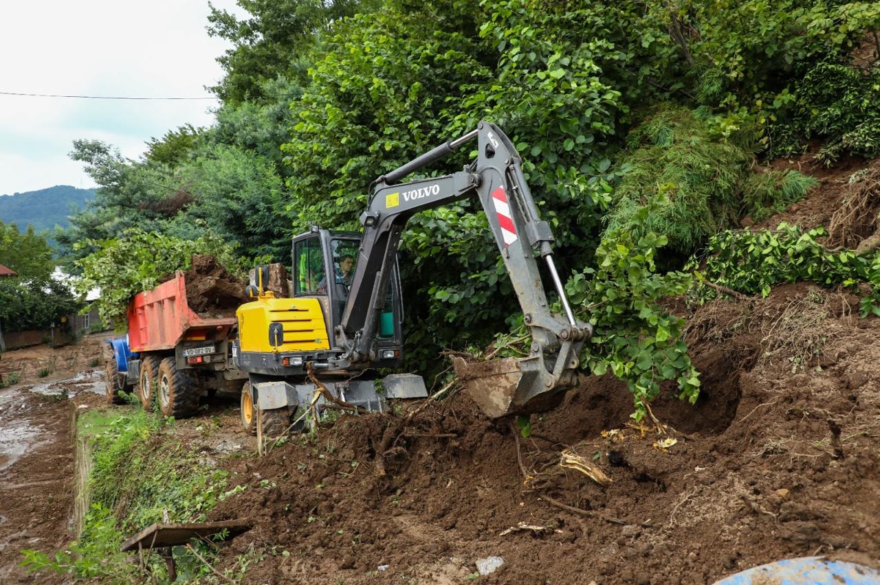 <p style="text-align: justify">აჭარის ავტონომიური რესპუბლიკის თავმჯდომარე სულხან თამაზაშვილი ხელვაჩაურის მუნიციპალიტეტში უხვი ნალექის შედეგად მიყენებული ზიანის სალიკვიდაციო სამუშაოებს გაეცნო.</p><p style="text-align: justify">ხელვაჩაურის მუნიციპალიტეტში უხვი ნალექის შედეგად დაიტბორა, როგორც ცენტრალური, ასევე შიდა საუბნო გზები და რამდენიმე ადგილზე განვითარდა მეწყრული პროცესები.</p><p style="text-align: justify">საცხოვრებელ სახლებთან განვითარებული მეწყრული პროცესების გამო, უსაფრთხოების მიზნით დროებით გაყვანილი იქნა 15 ოჯახი.</p><p style="text-align: justify">სტიქიის სალიკვიდაციო სამუშაოებში ჩართულია მერიის სამსახურები და ყველა შესაბამისი უწყება.</p><p style="text-align: justify">მთელი დღის განმავლობაში, მძიმე ტექნიკის საშუალებით აქტიურად მიმდინარეობდა გზების გაწმენდითი სამუშაოები.</p><p style="text-align: justify">უხვი ნალექის შედეგად სათავე ნაგებობებზე შექმნილი პრობლემის გამო სასმელი წყალი არ მიეწოდება მახინჯაურის და შარაბიძეების თემების ნაწილს.</p><p style="text-align: justify">ელექტროენერგია არ მიეწოდება სოფელ ერგეში (ბაშკო ეკალაური) 40 აბონენტს, 20 აბონენტის აღდგენითი სამუშაოები დასრულდება უახლოეს საათებში.</p>